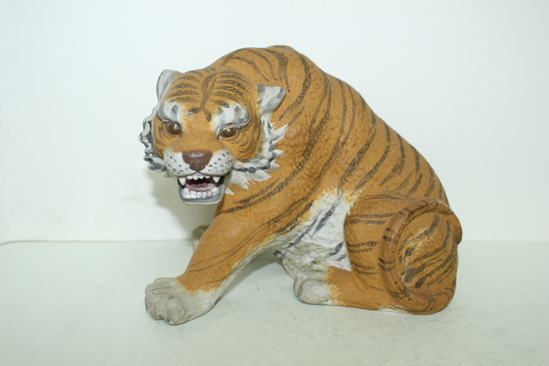 사실적인 호랑이 조각상