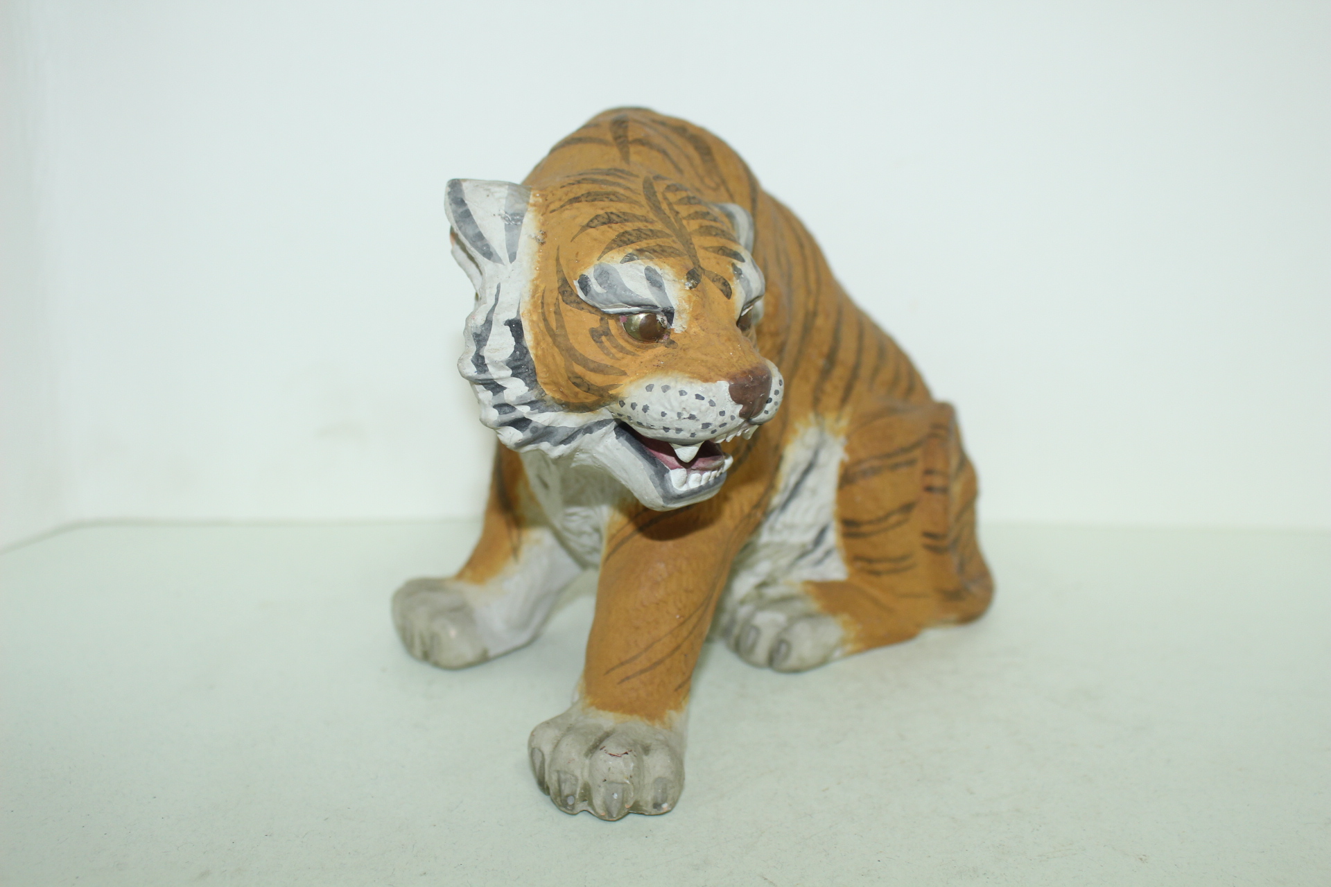 사실적인 호랑이 조각상