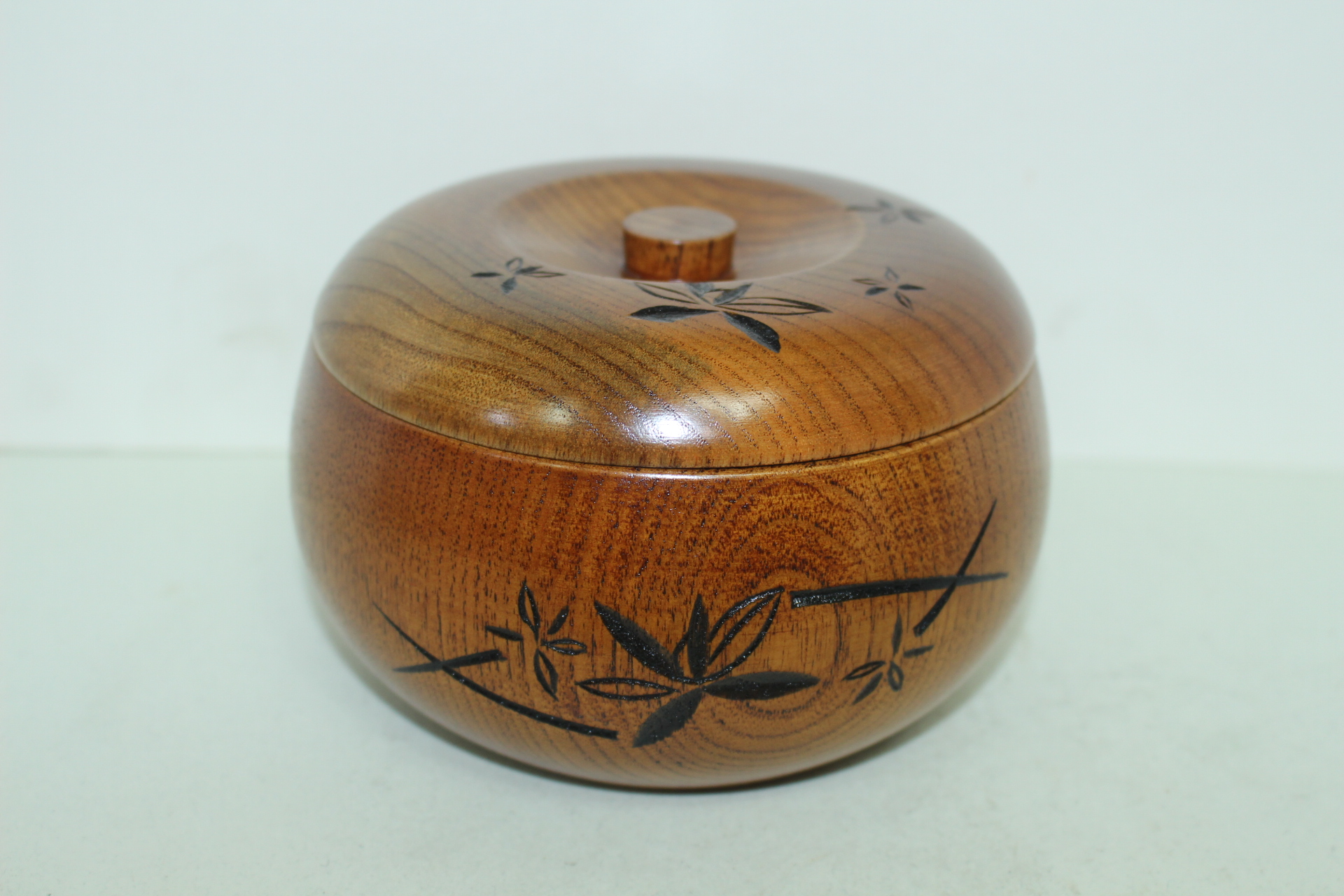 원목나무에 화문이 조각된 합