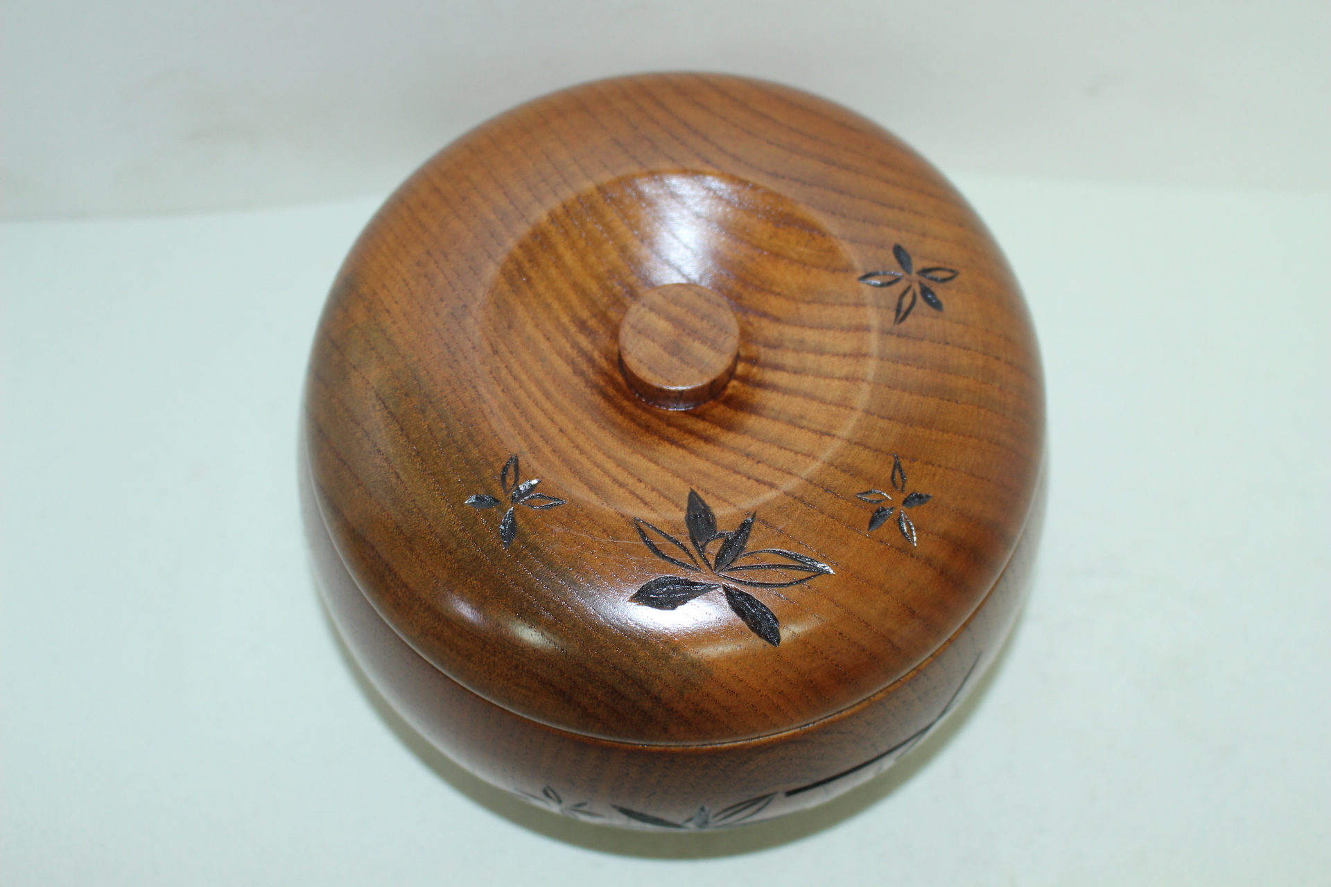 원목나무에 화문이 조각된 합