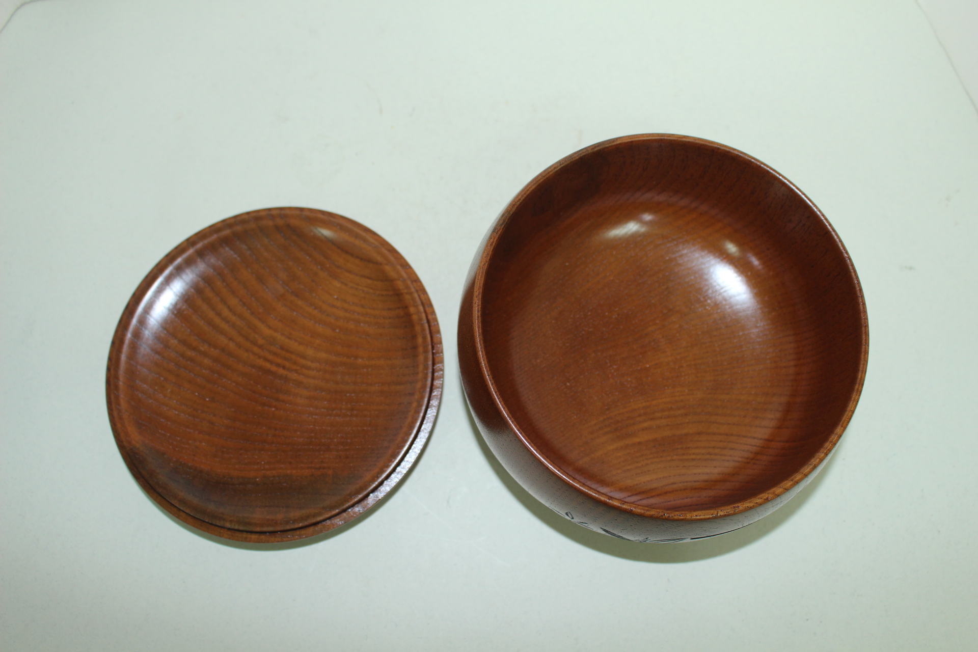 원목나무에 화문이 조각된 합