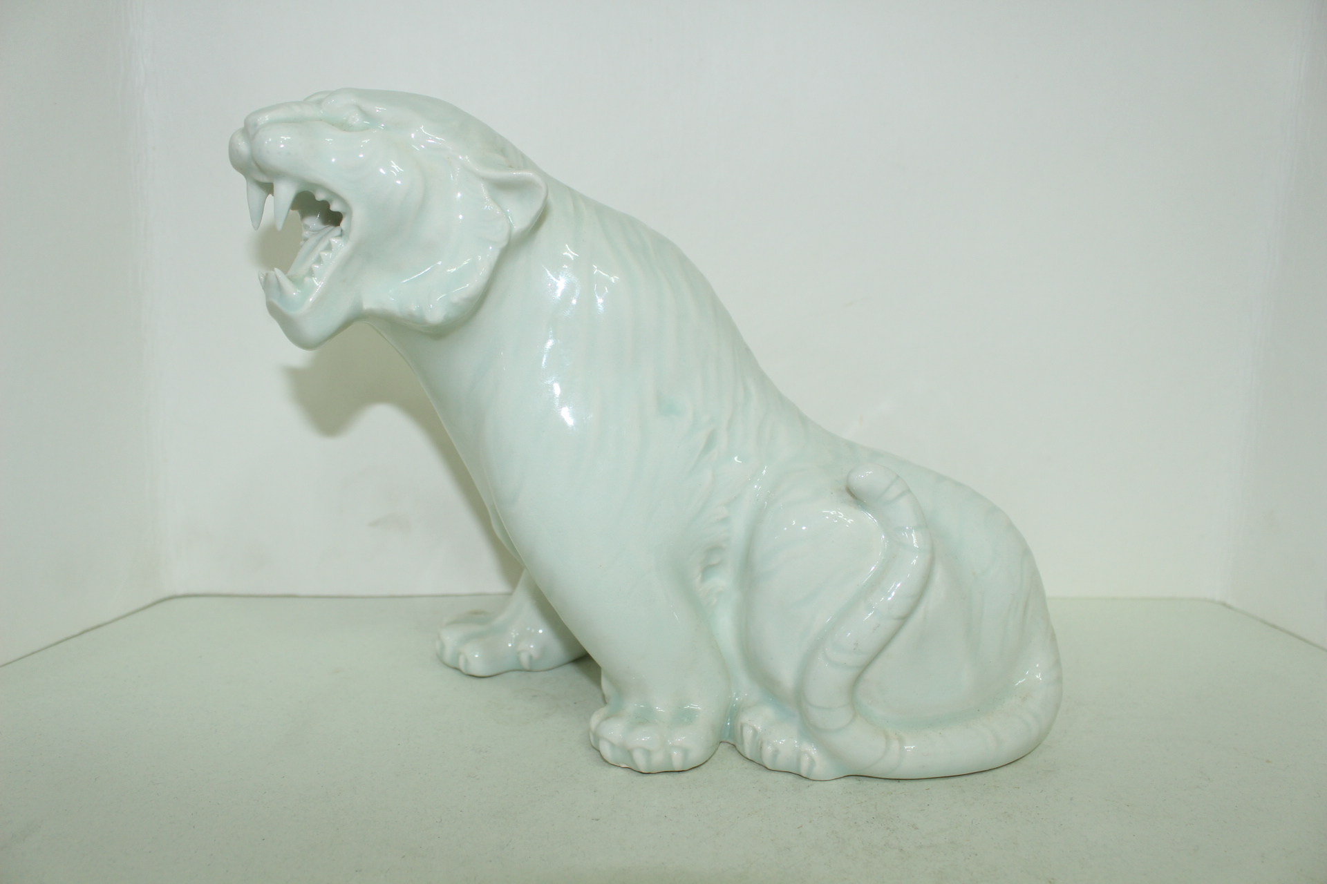 백자 호랑이 조각상