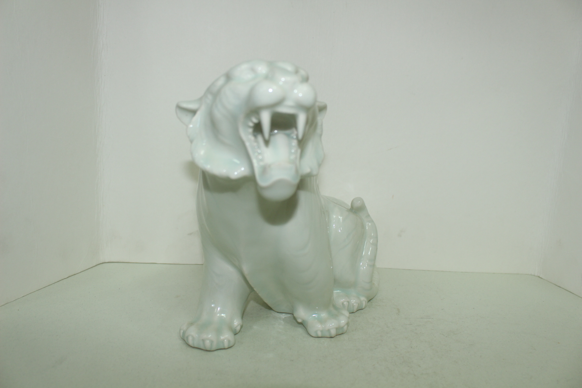 백자 호랑이 조각상