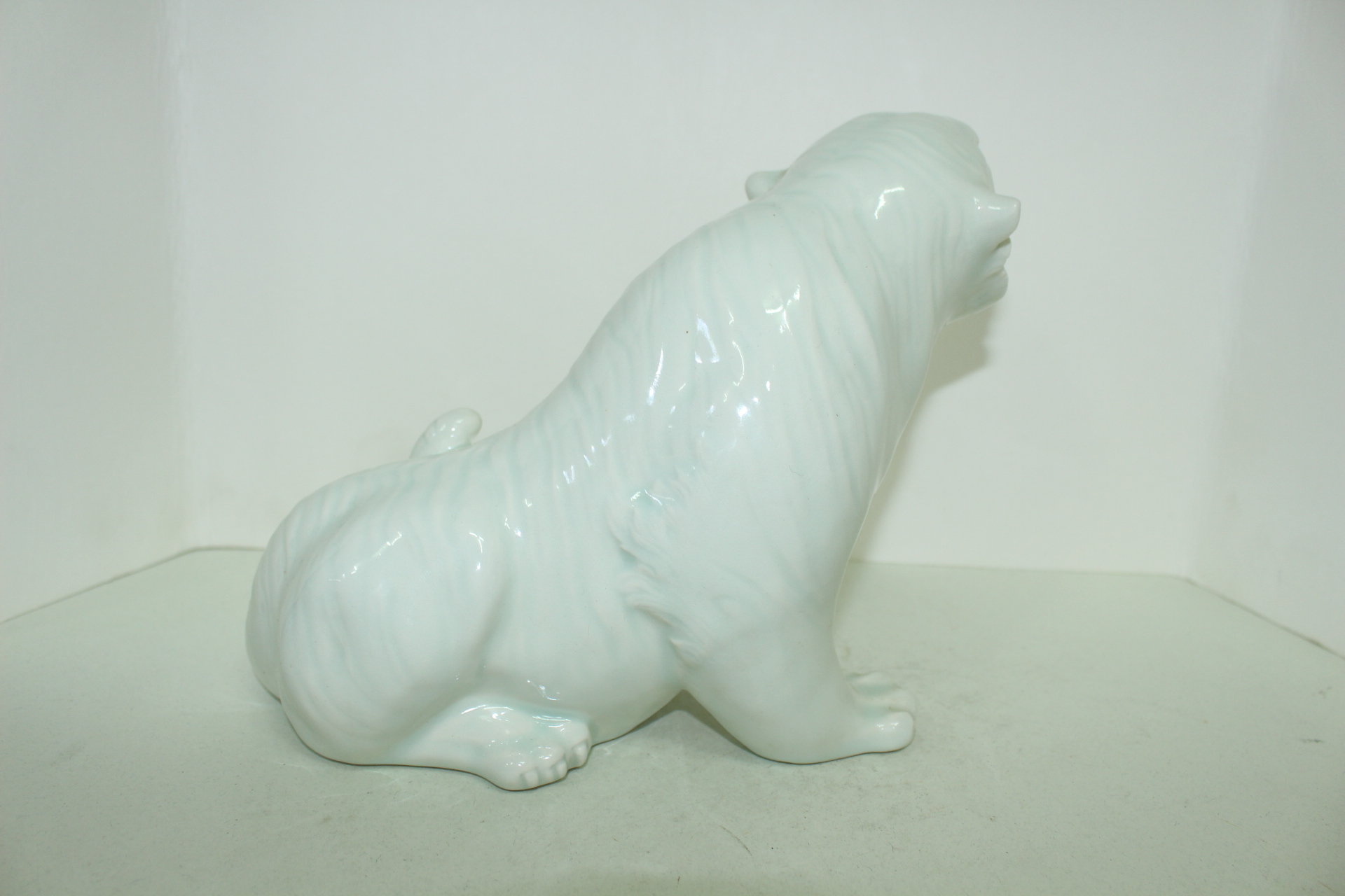 백자 호랑이 조각상