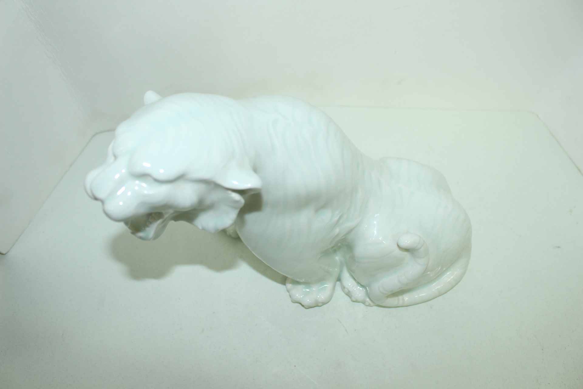 백자 호랑이 조각상