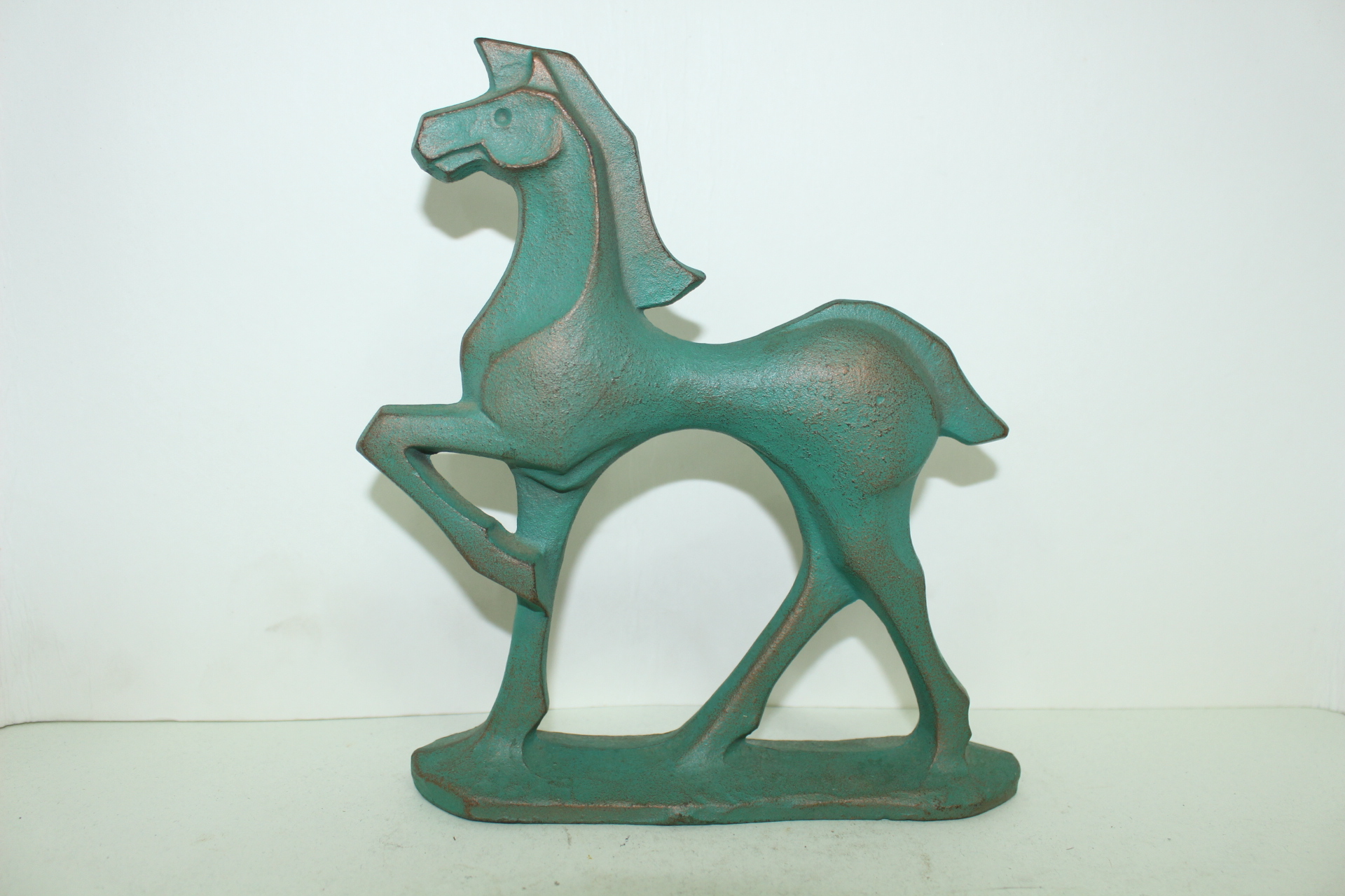 묵직한 무쇠로된 말 조각상