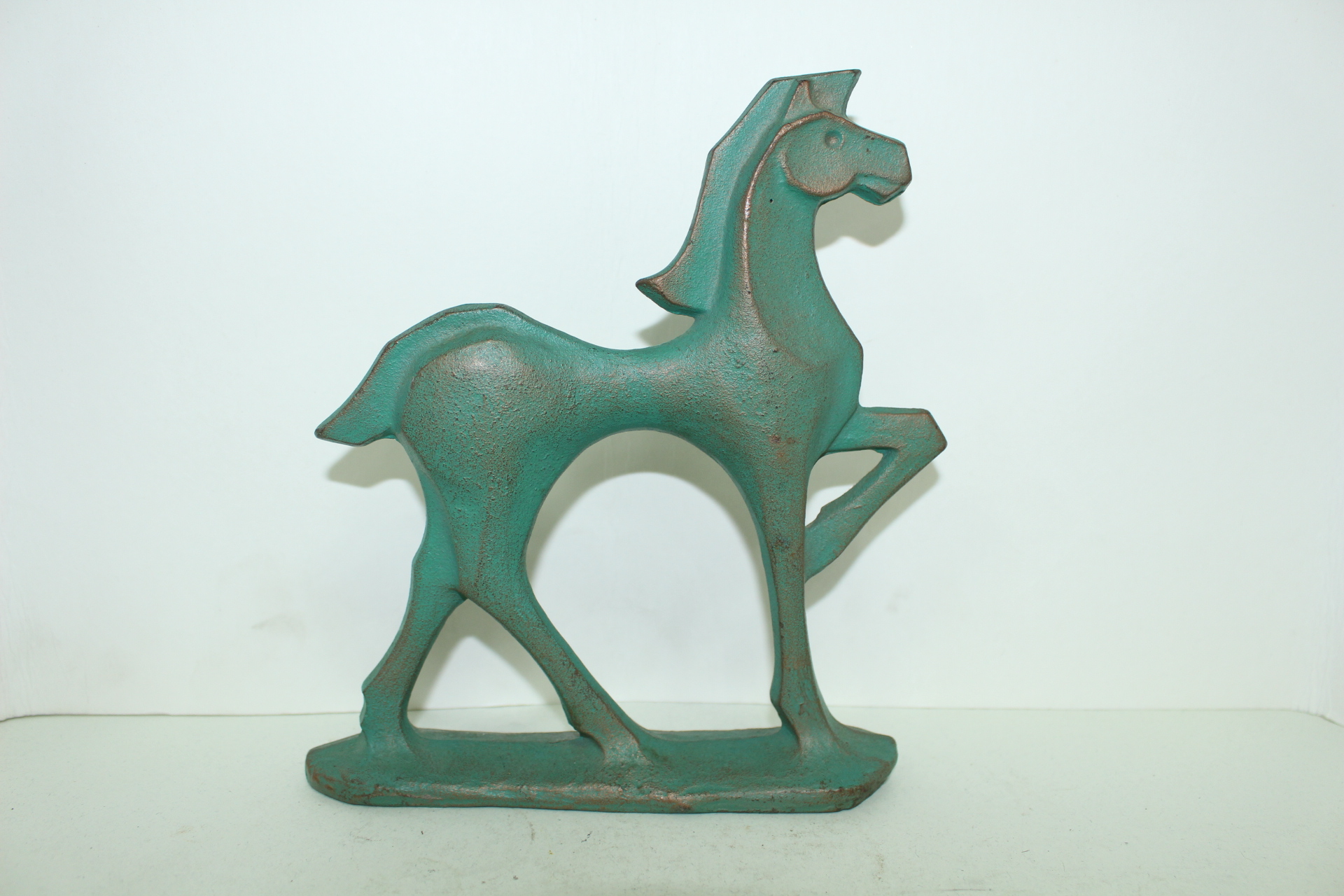 묵직한 무쇠로된 말 조각상