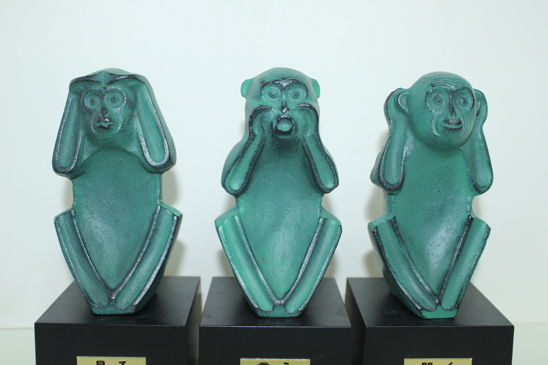 작가의 작품인 무쇠로된 원숭이 조각상(안보고 안듣고 안말하고)