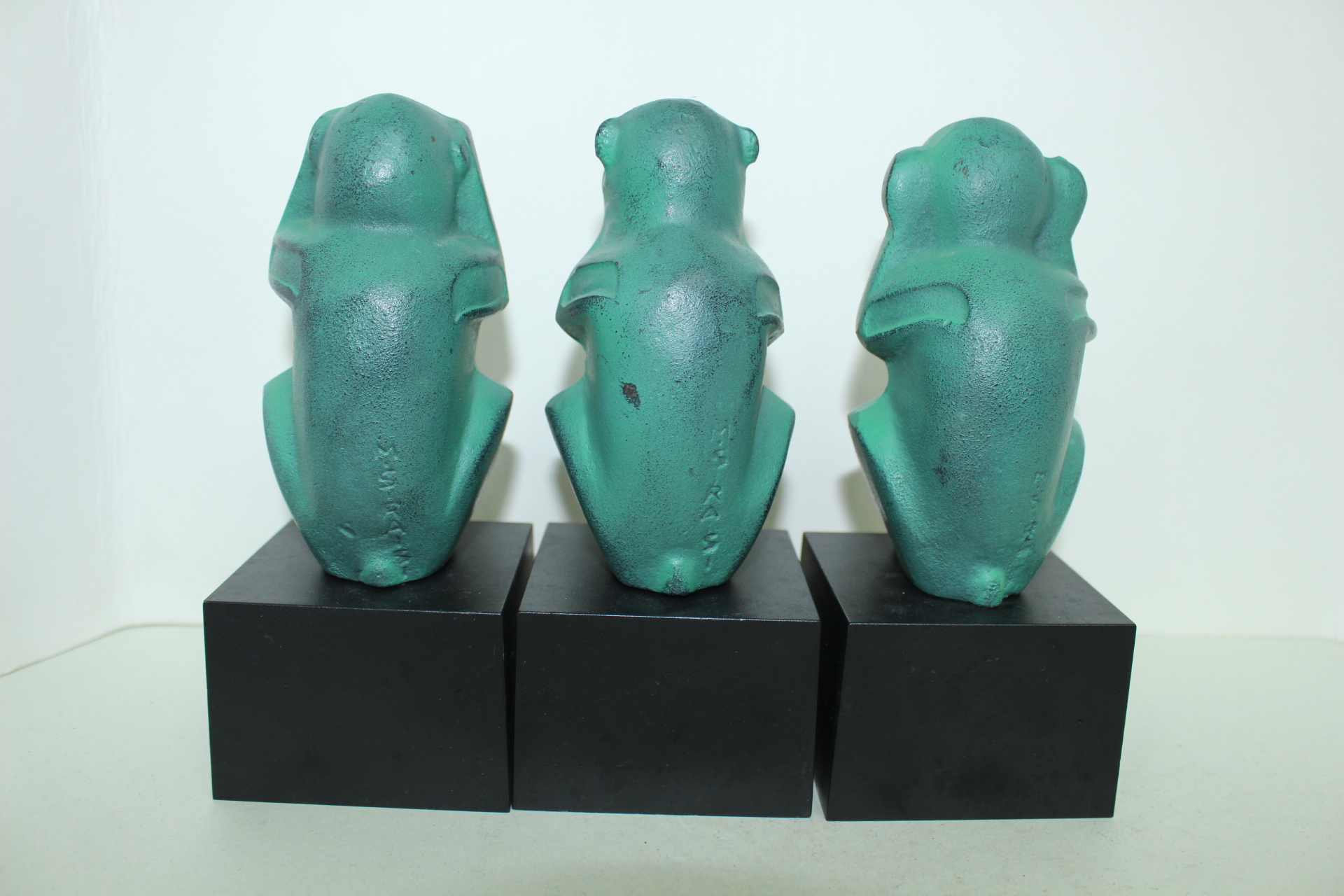 작가의 작품인 무쇠로된 원숭이 조각상(안보고 안듣고 안말하고)