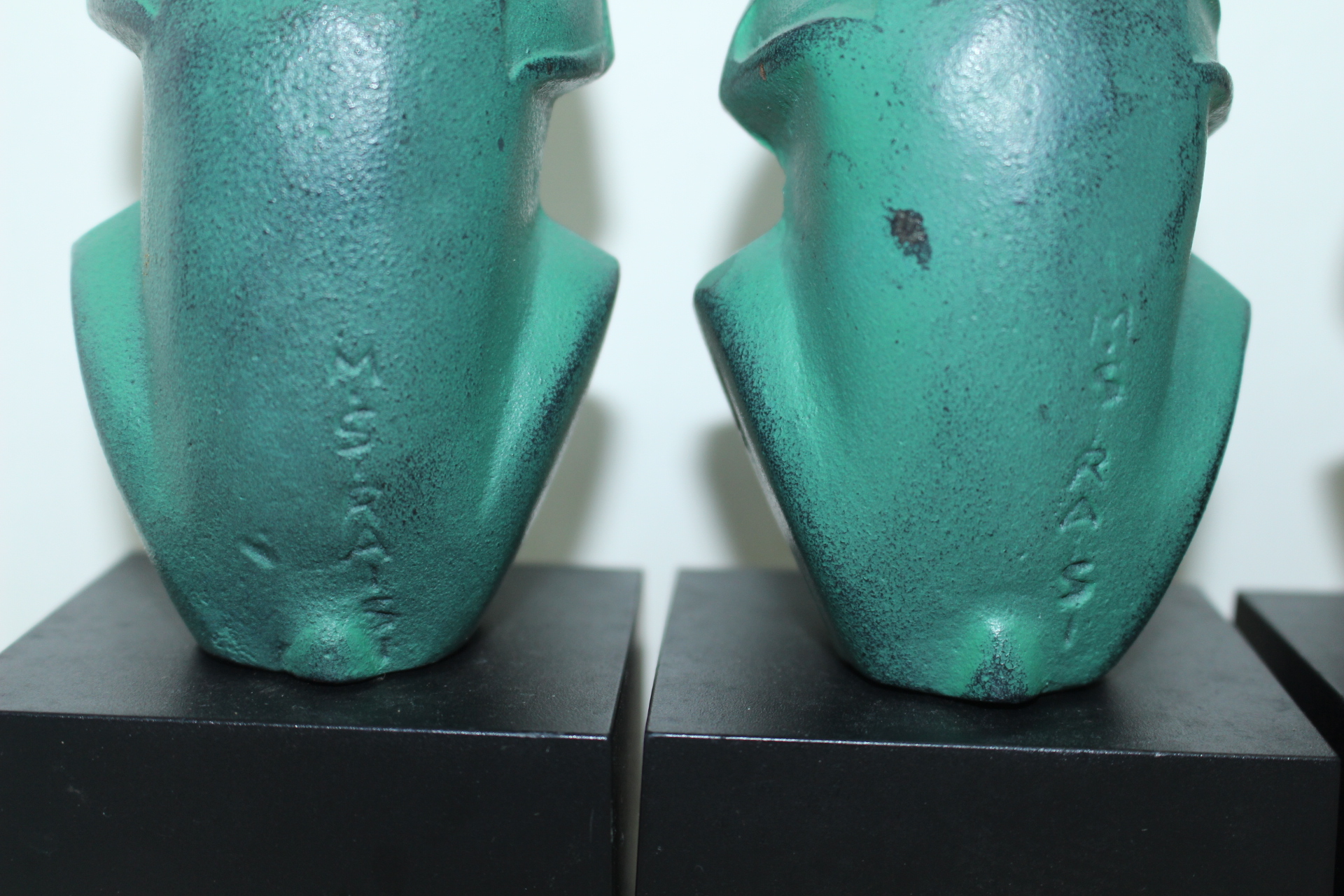 작가의 작품인 무쇠로된 원숭이 조각상(안보고 안듣고 안말하고)