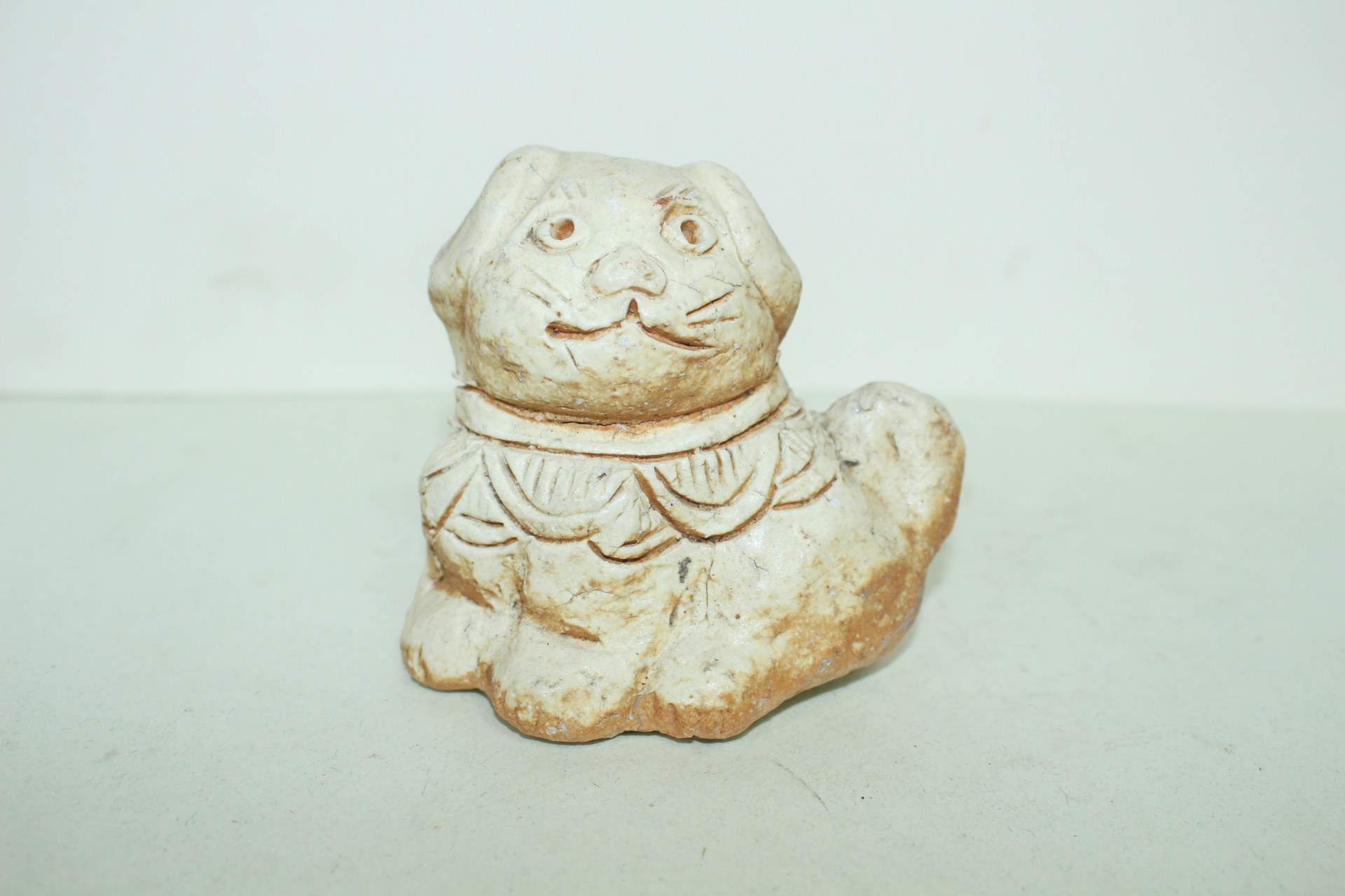 청자 개 조각상