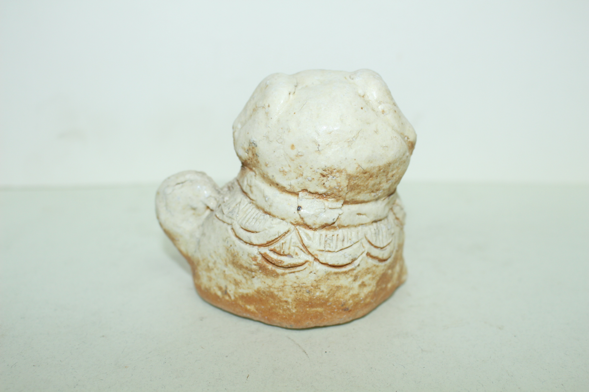 청자 개 조각상