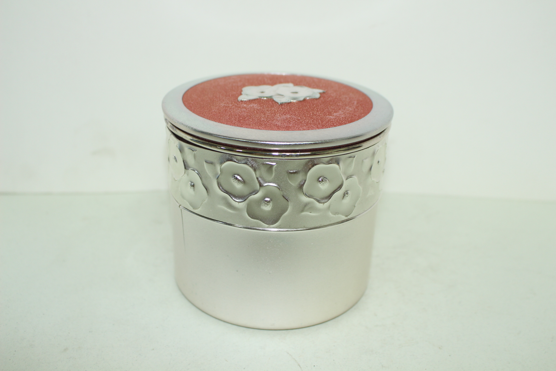 금속재질로된 화문이 조각된 스네이도 합