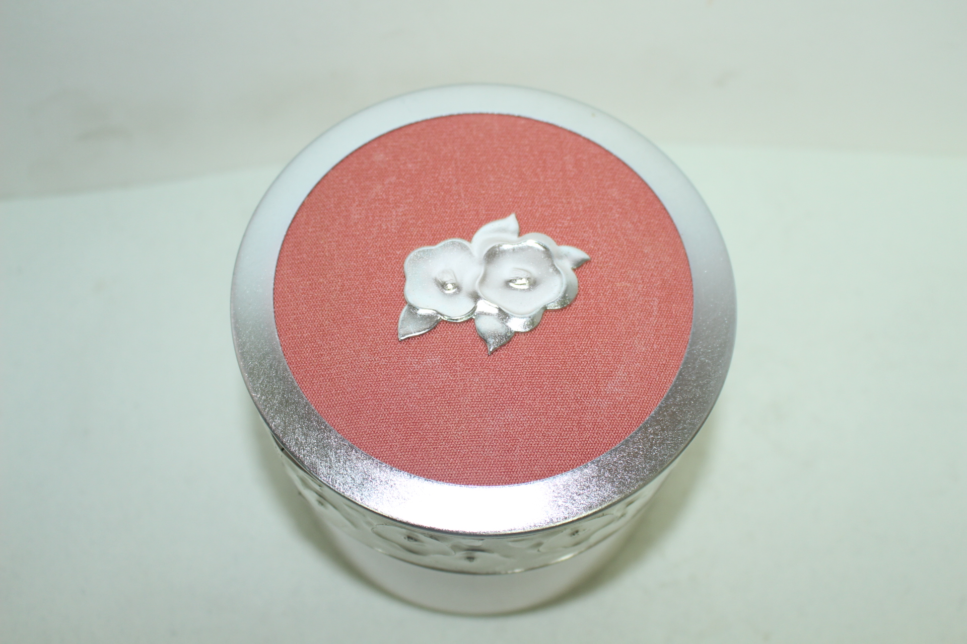 금속재질로된 화문이 조각된 스네이도 합