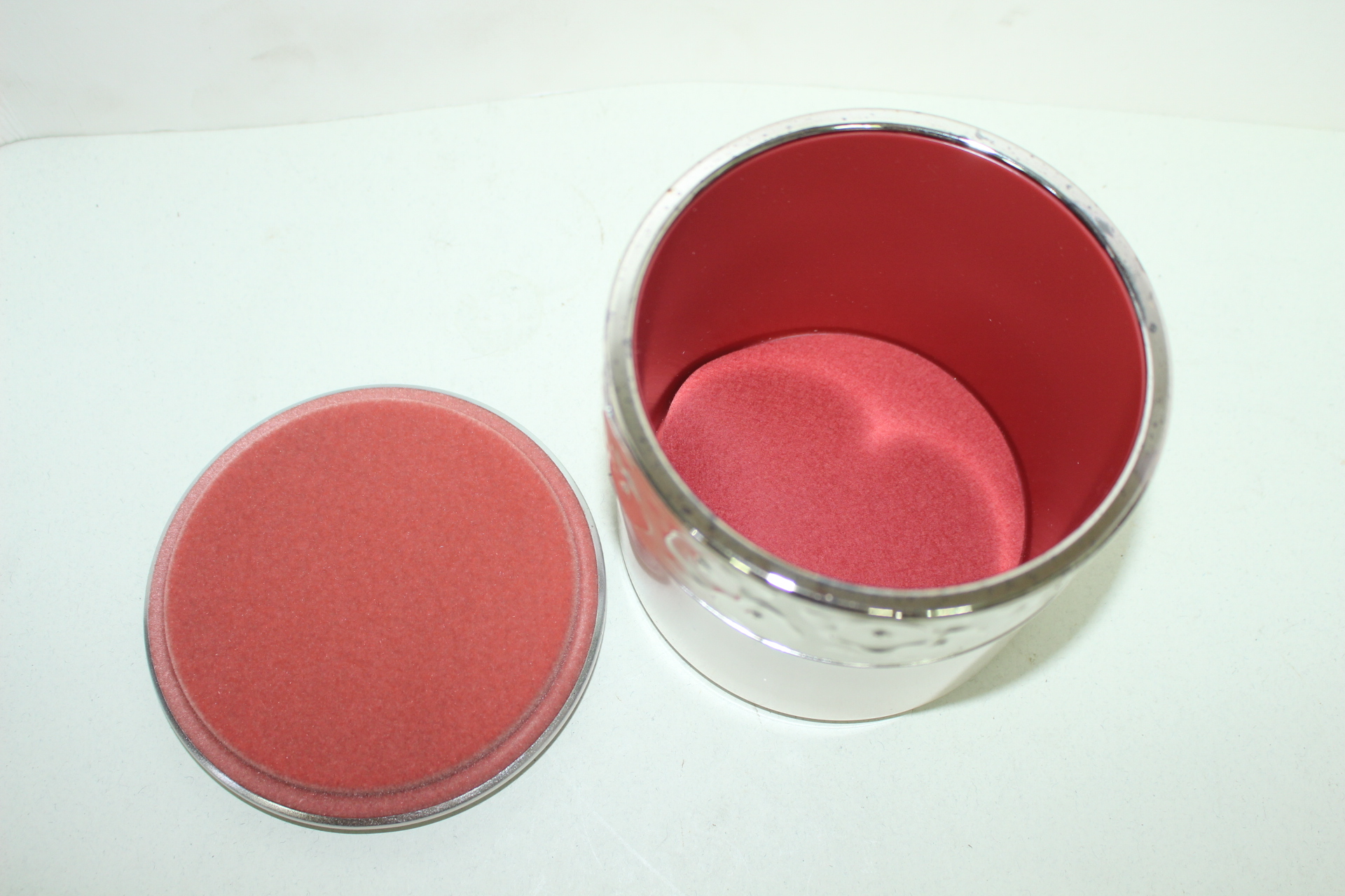 금속재질로된 화문이 조각된 스네이도 합