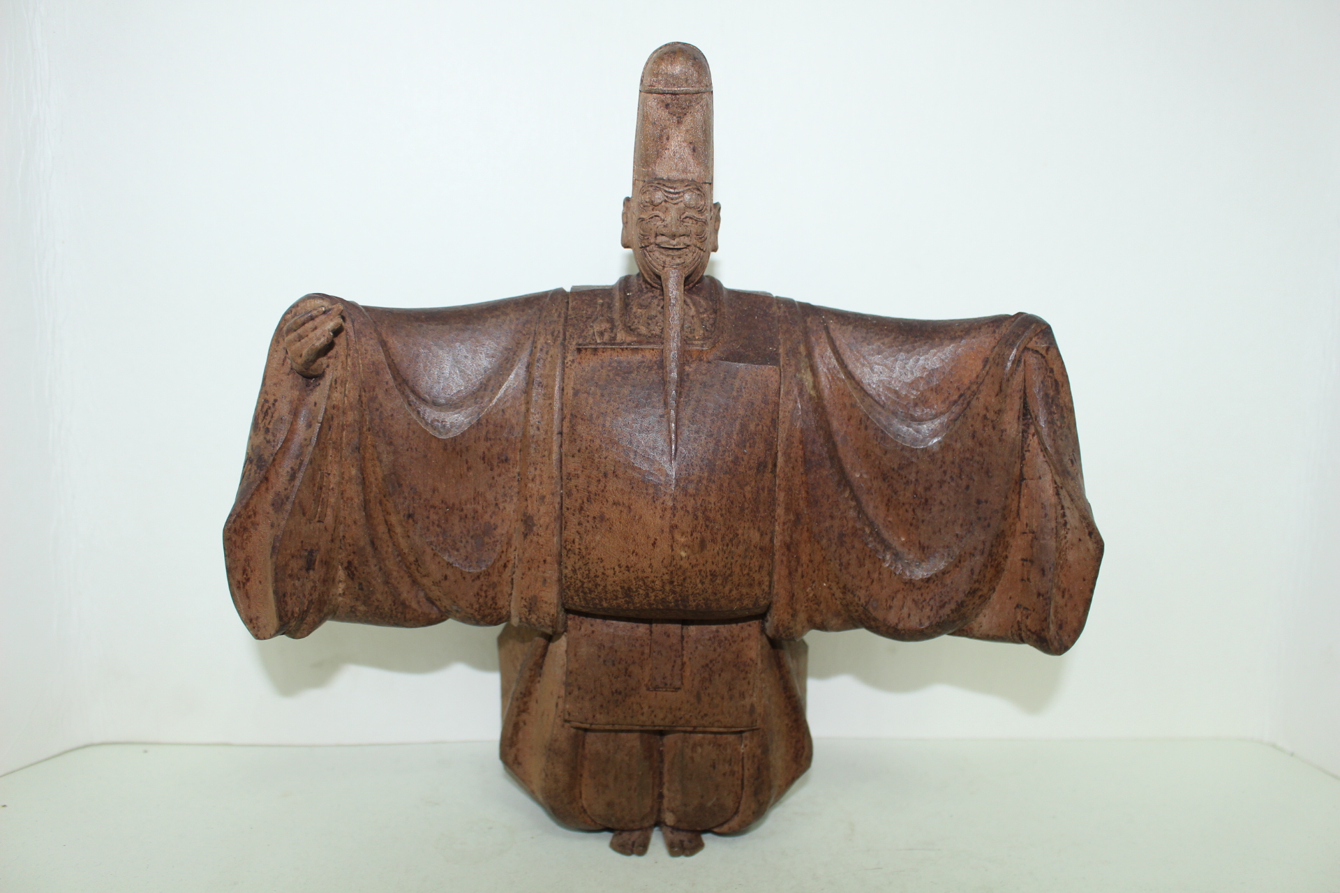 나무를 통으로 조각한 인물 조각상