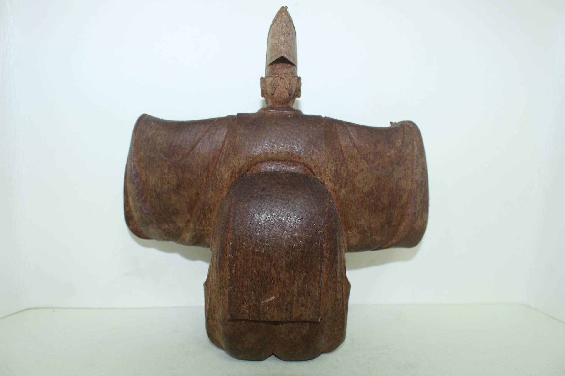 나무를 통으로 조각한 인물 조각상