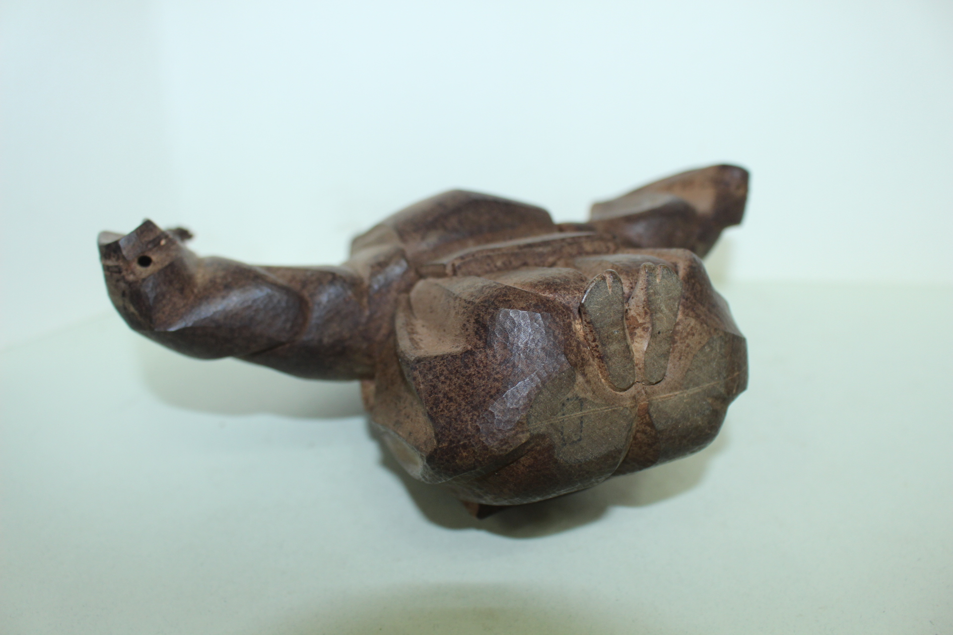 나무를 통으로 조각한 인물 조각상