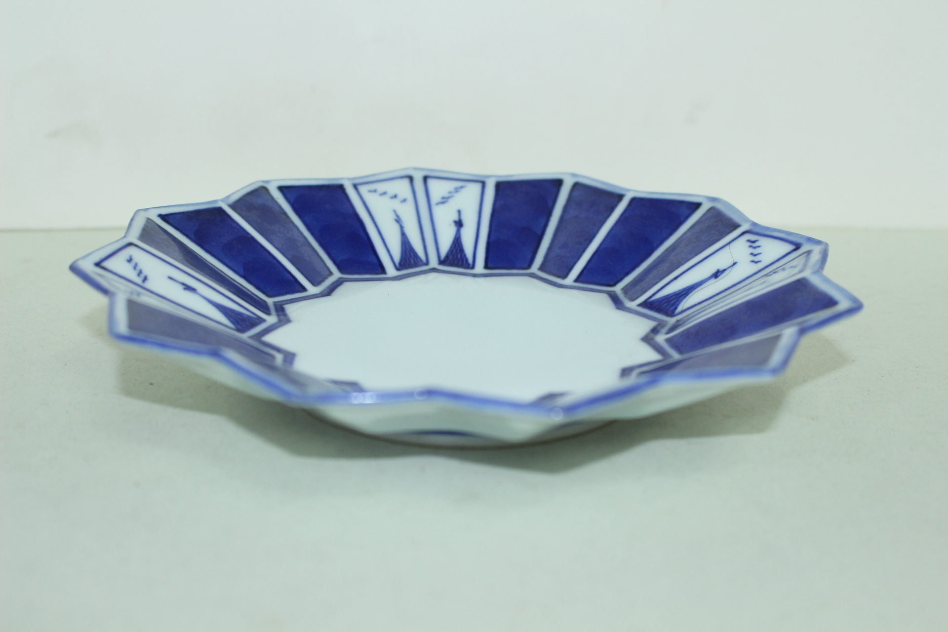 연대가좋은 청화백자 각진추상화문 완