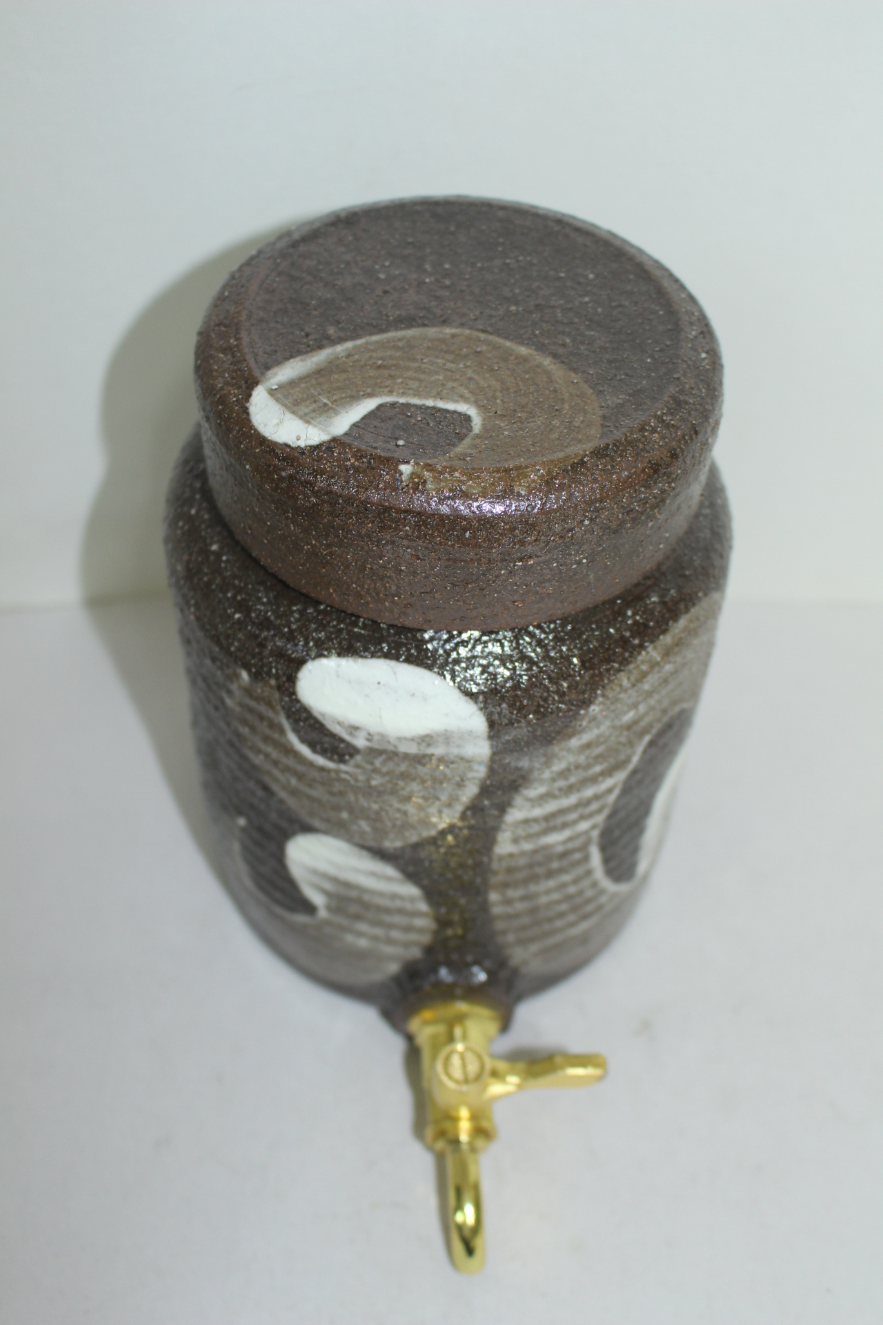 분청자 백채추상화문 청동꼭지달린 수통