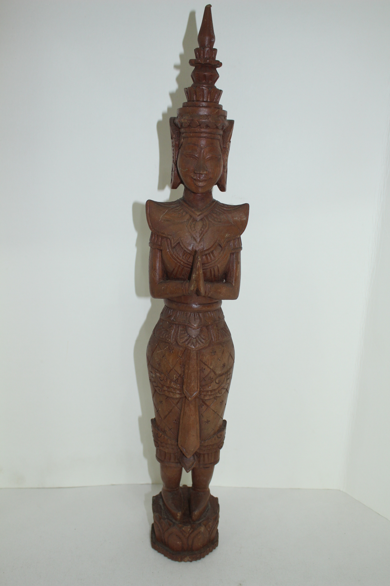 대형크기의 나무를 통으로 조각한 태국계열의 불상 조각상