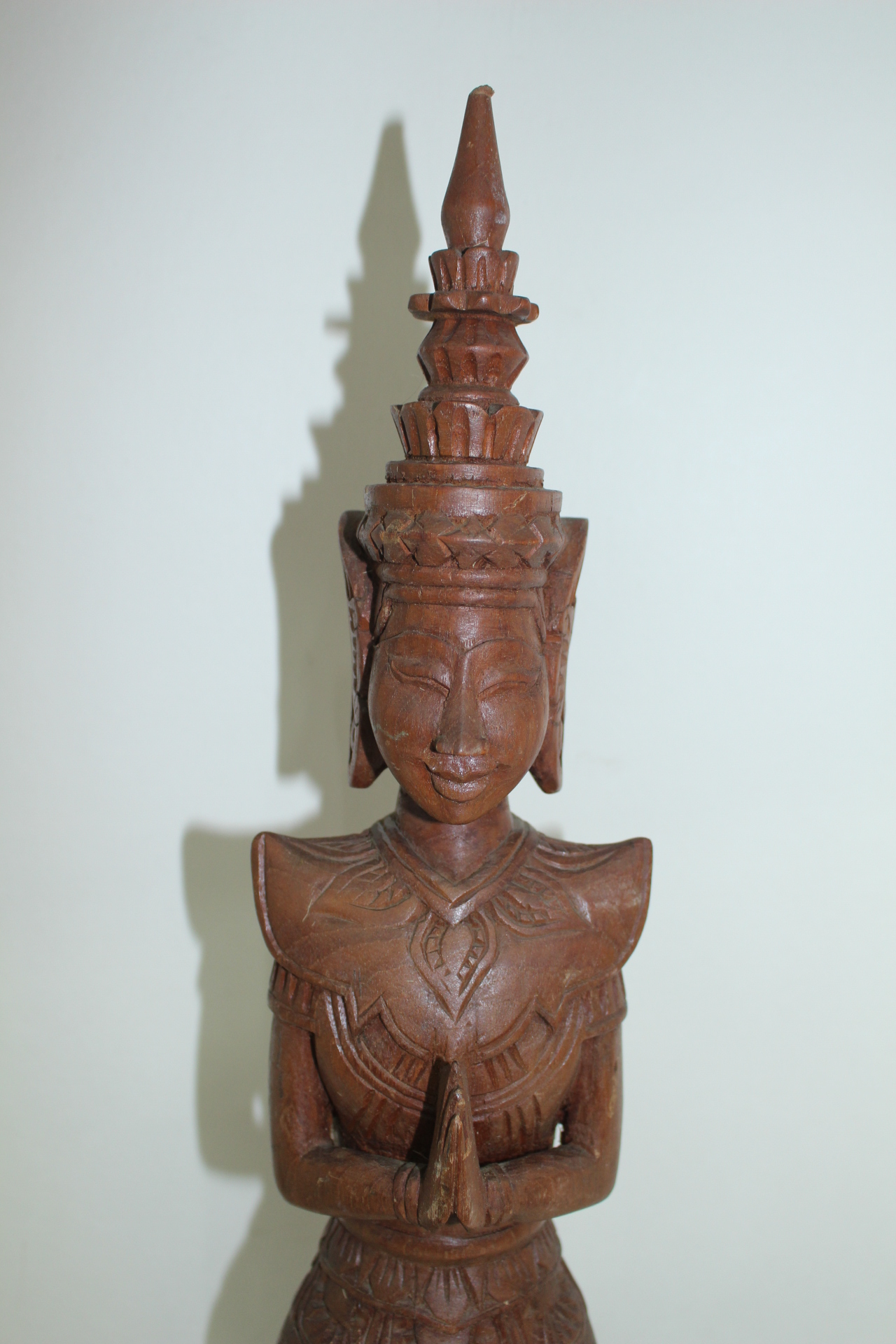 대형크기의 나무를 통으로 조각한 태국계열의 불상 조각상