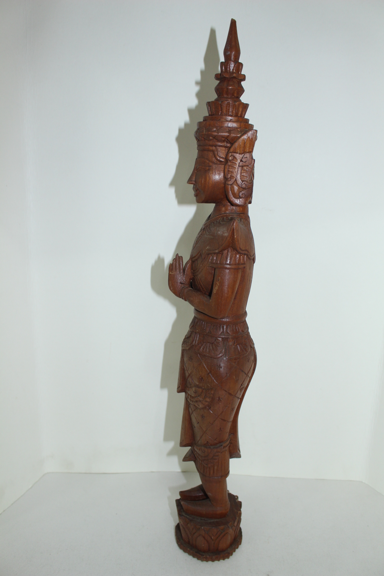 대형크기의 나무를 통으로 조각한 태국계열의 불상 조각상