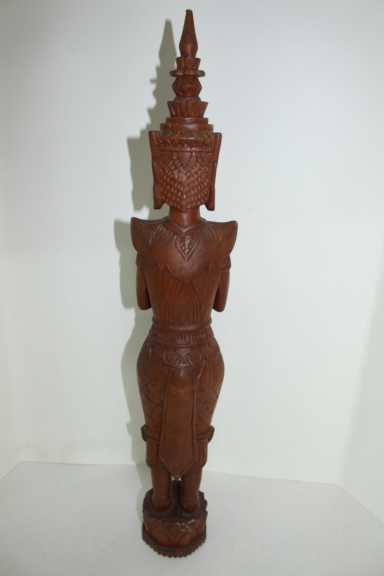 대형크기의 나무를 통으로 조각한 태국계열의 불상 조각상