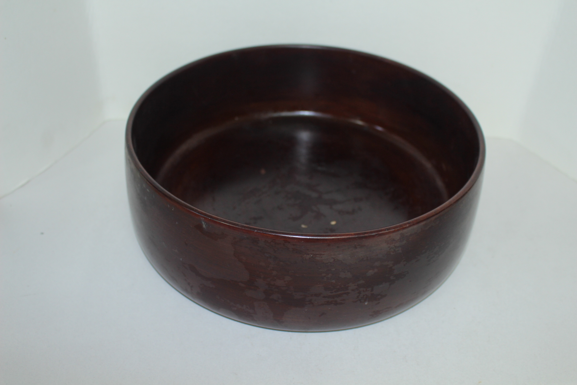 대형크기의 원목나무로에 칠이된 차통