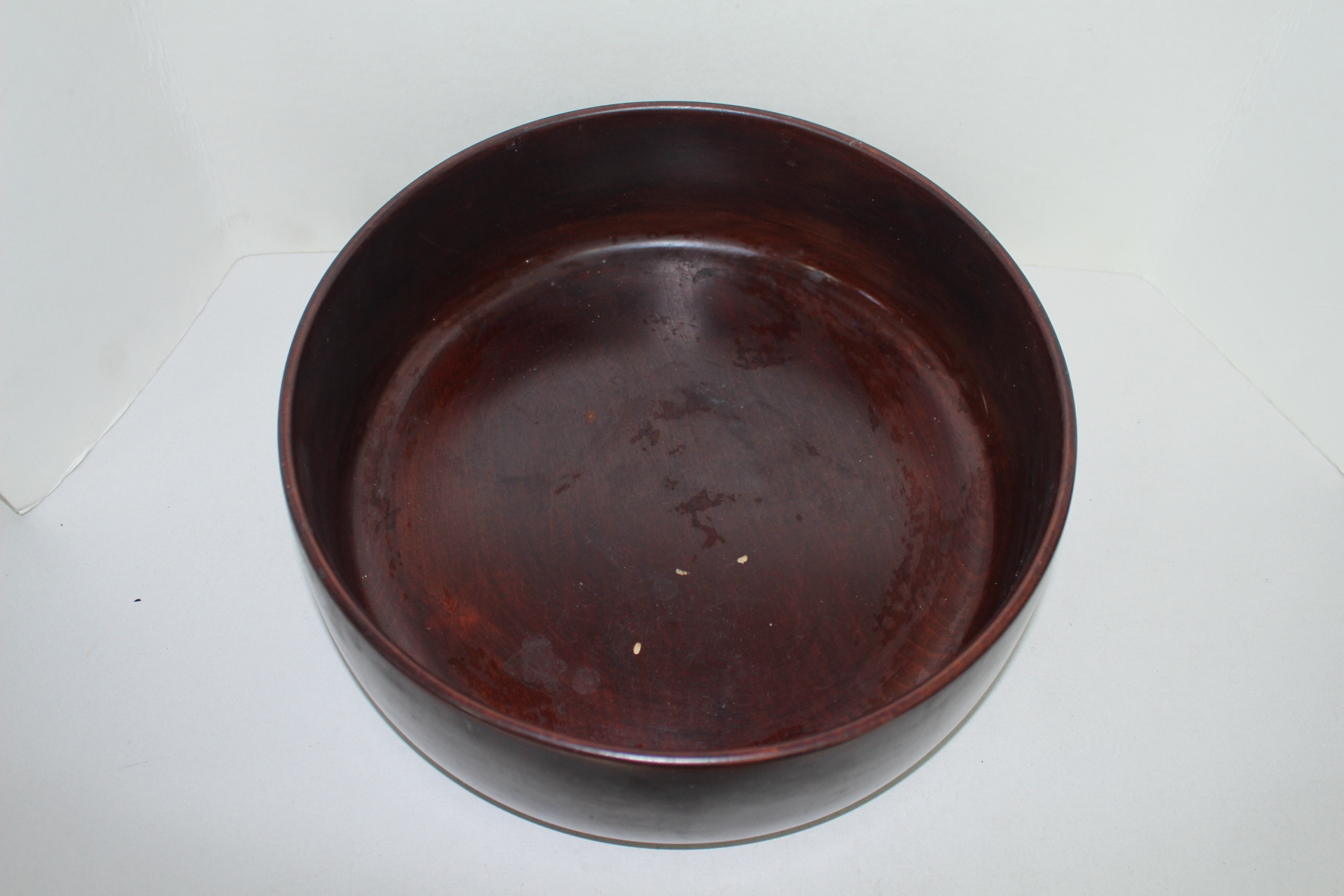 대형크기의 원목나무로에 칠이된 차통