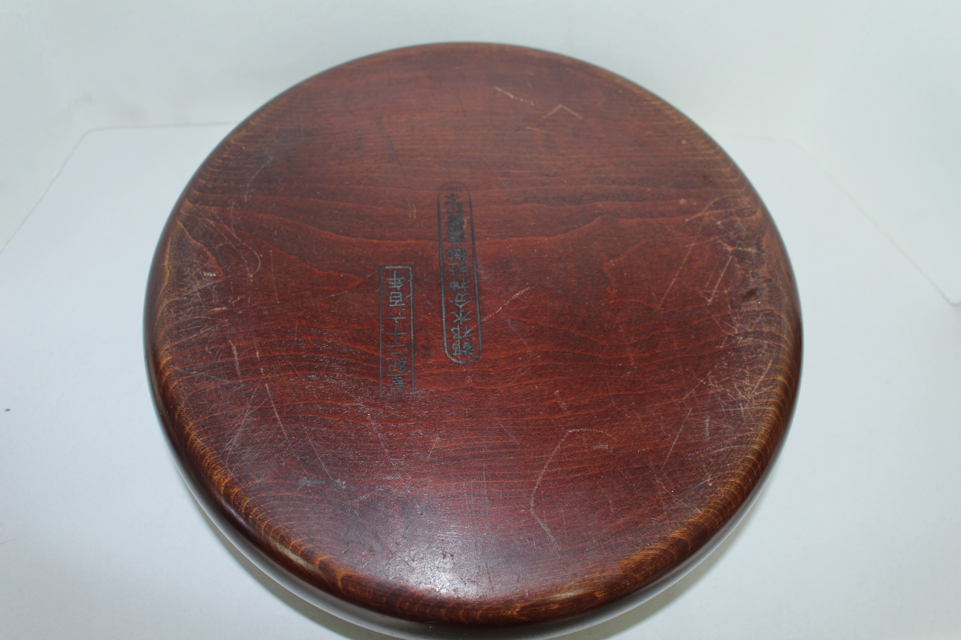 대형크기의 원목나무로에 칠이된 차통