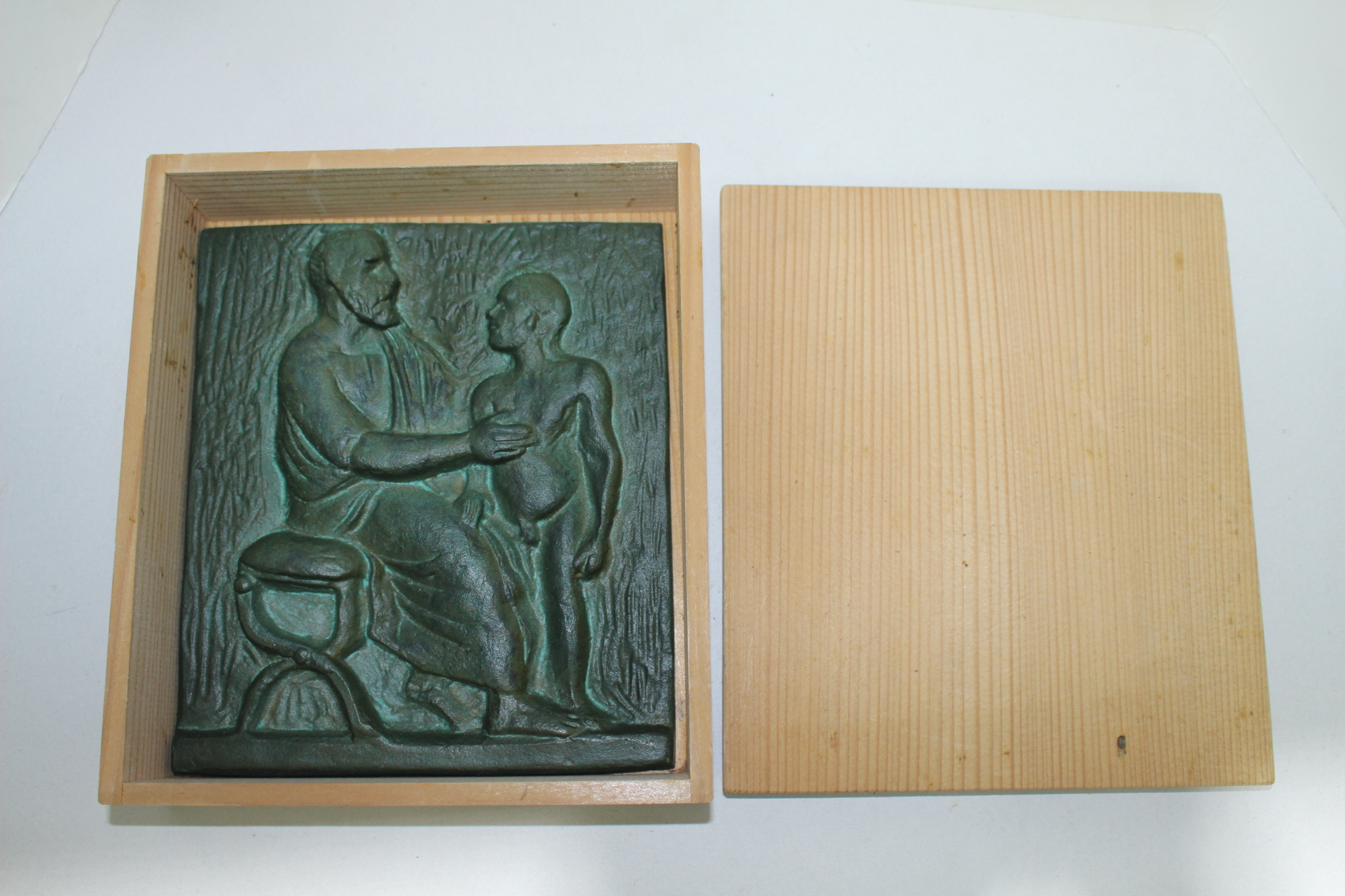 묵직한 무쇠로된 부조 인물 조각판