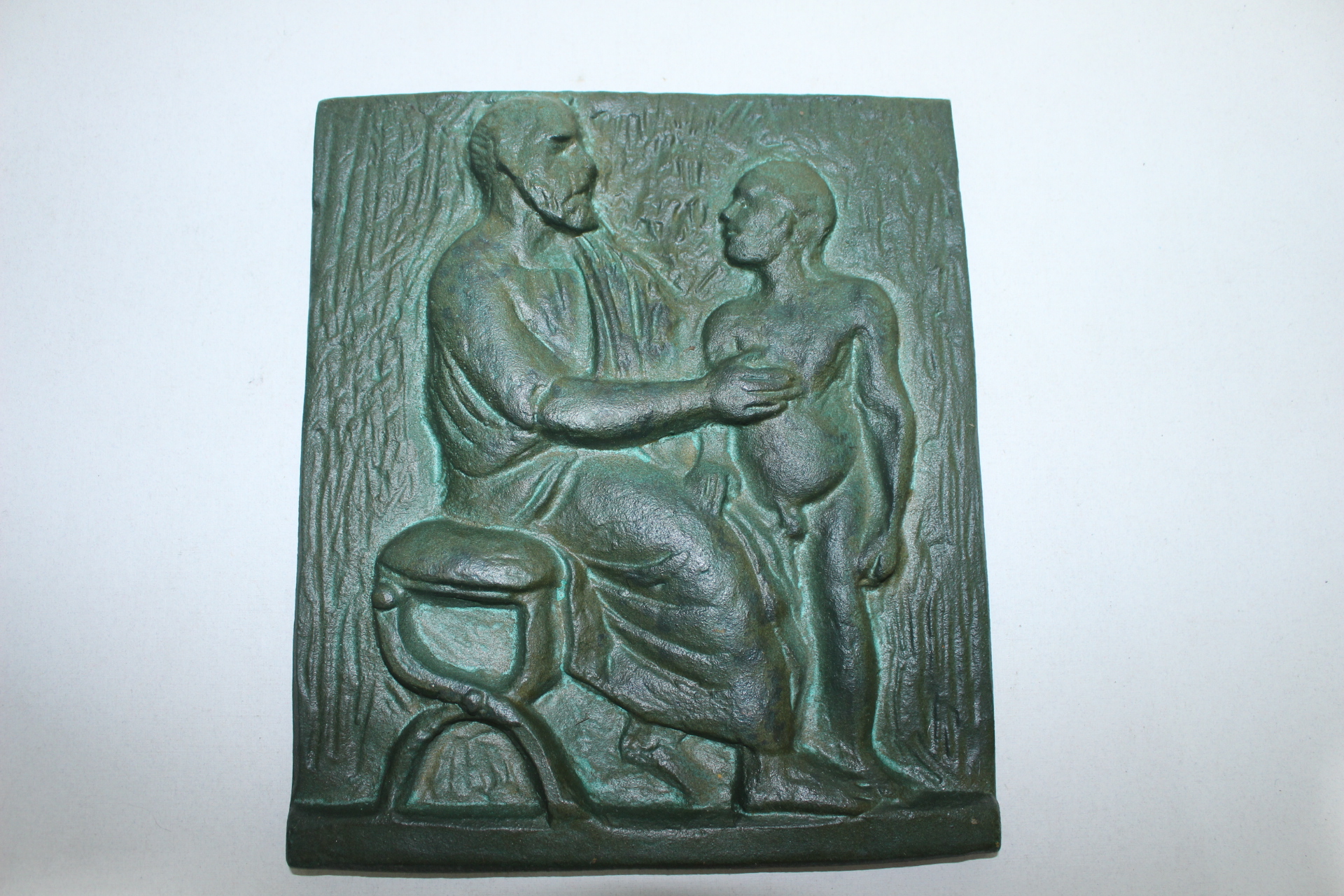 묵직한 무쇠로된 부조 인물 조각판