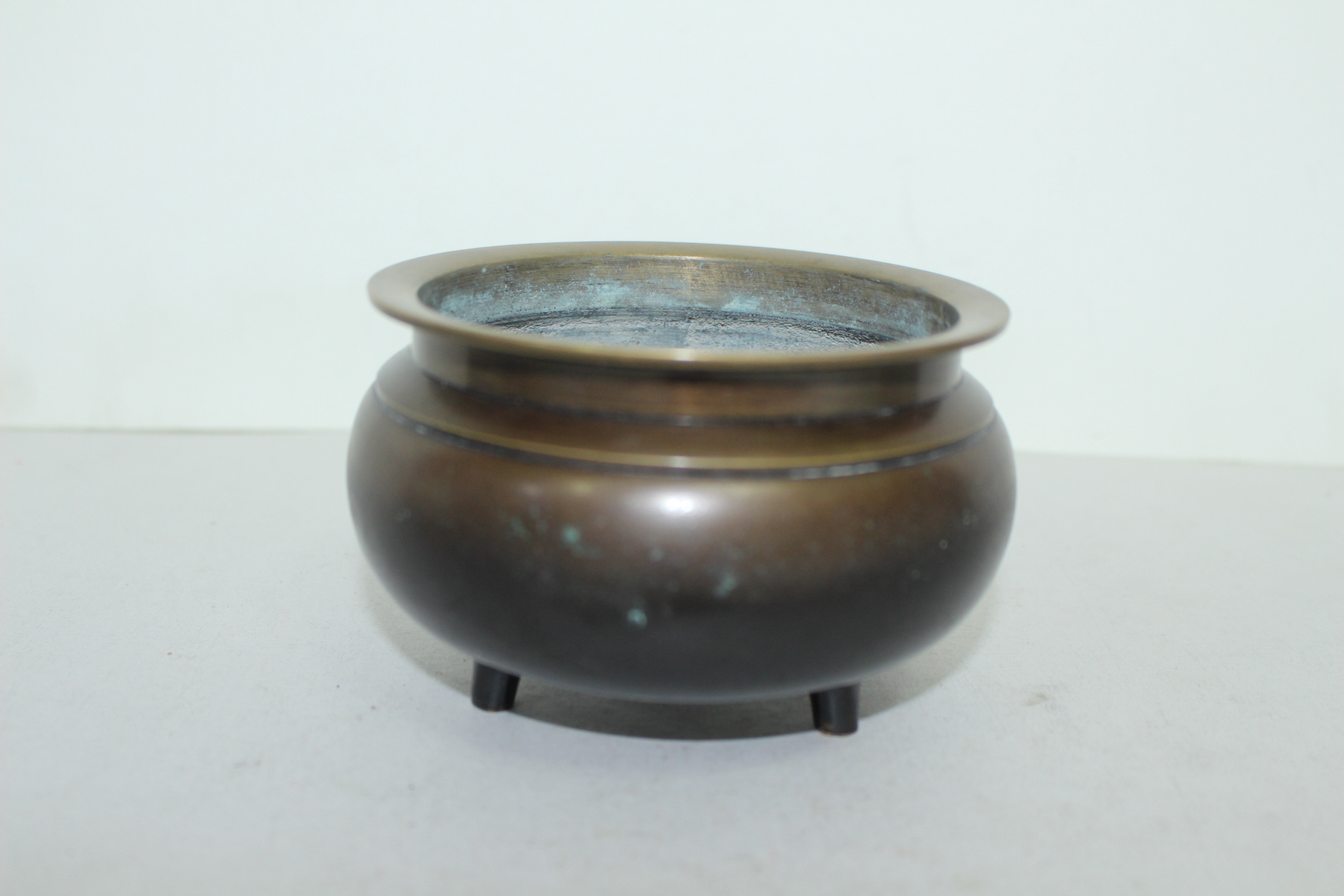 청동으로된 삼족 향로