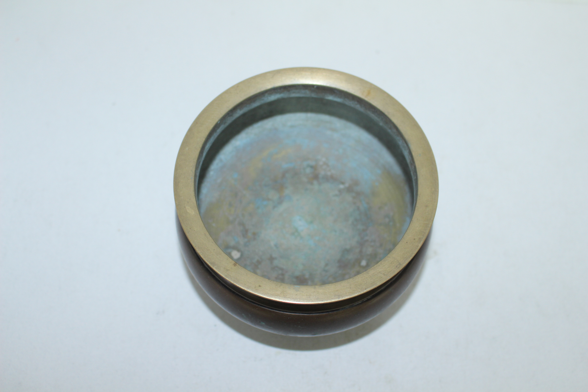 청동으로된 삼족 향로