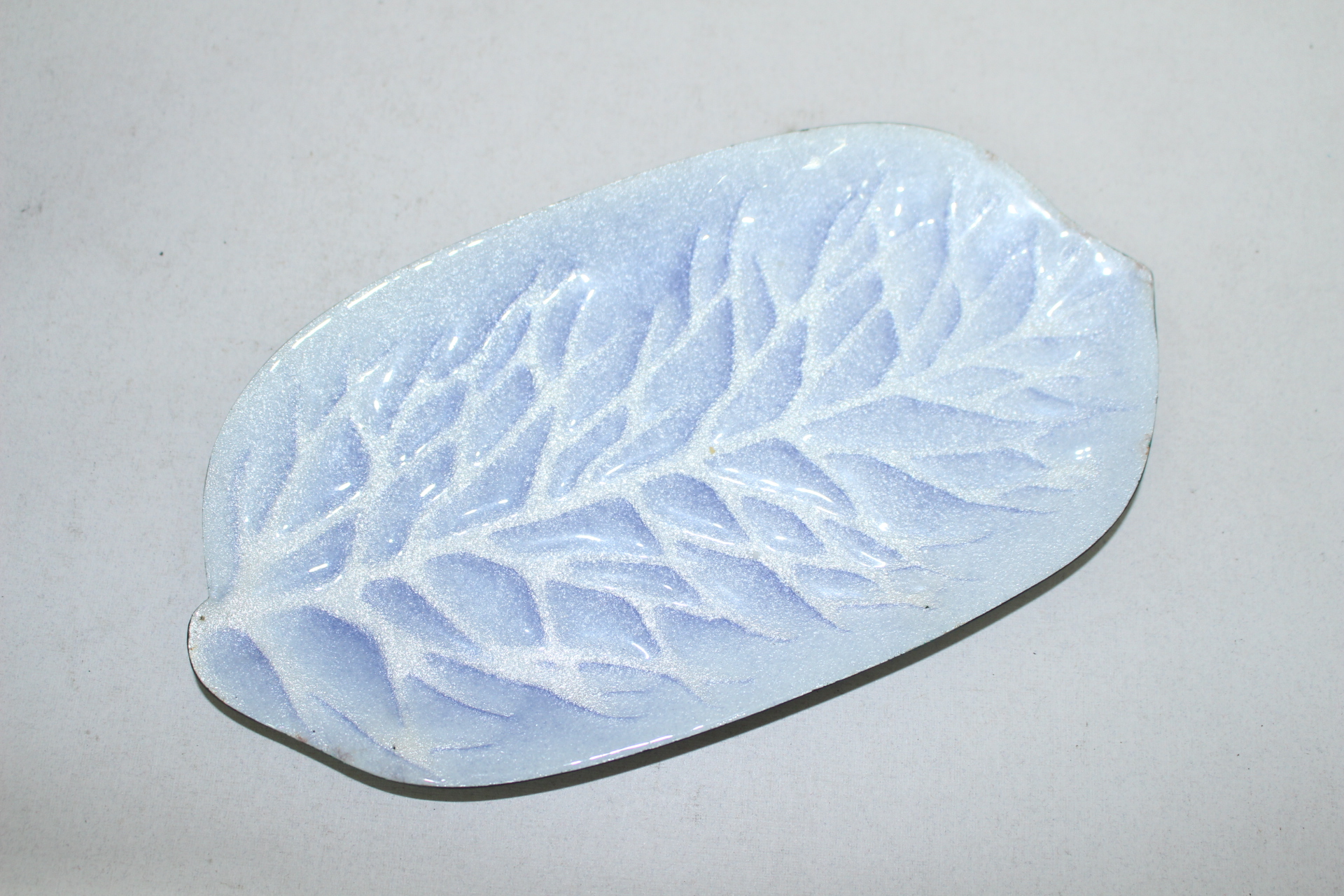 청동에 칠보 나뭇잎문 완