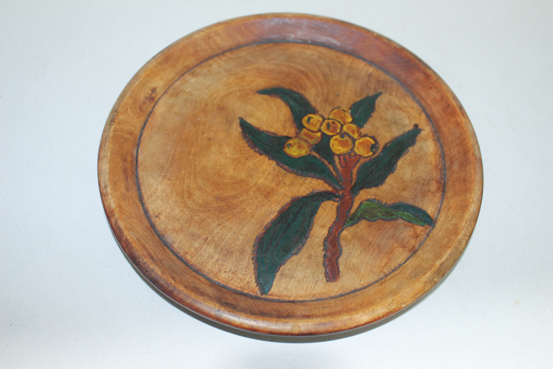 원목나무에 화문이 있는 차반