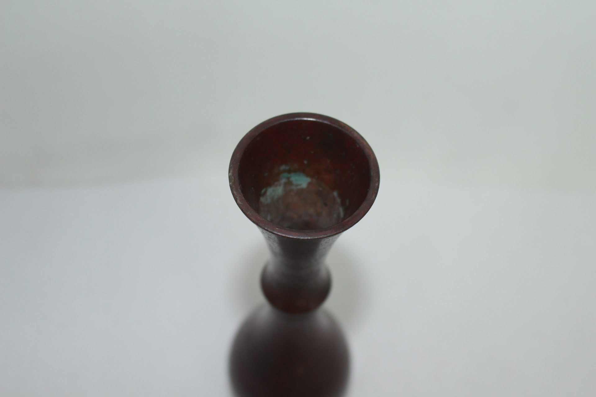 청동으로된 한송이 화병