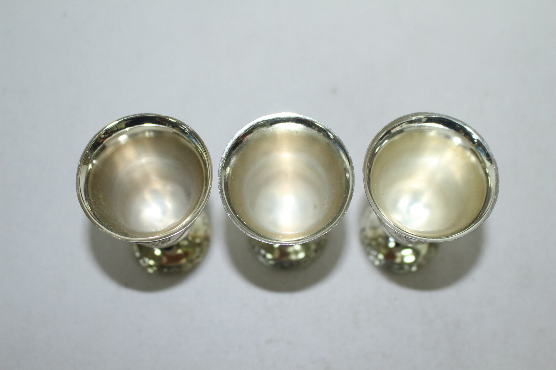 백동으로된 양각화문이 조각된 잔 3점