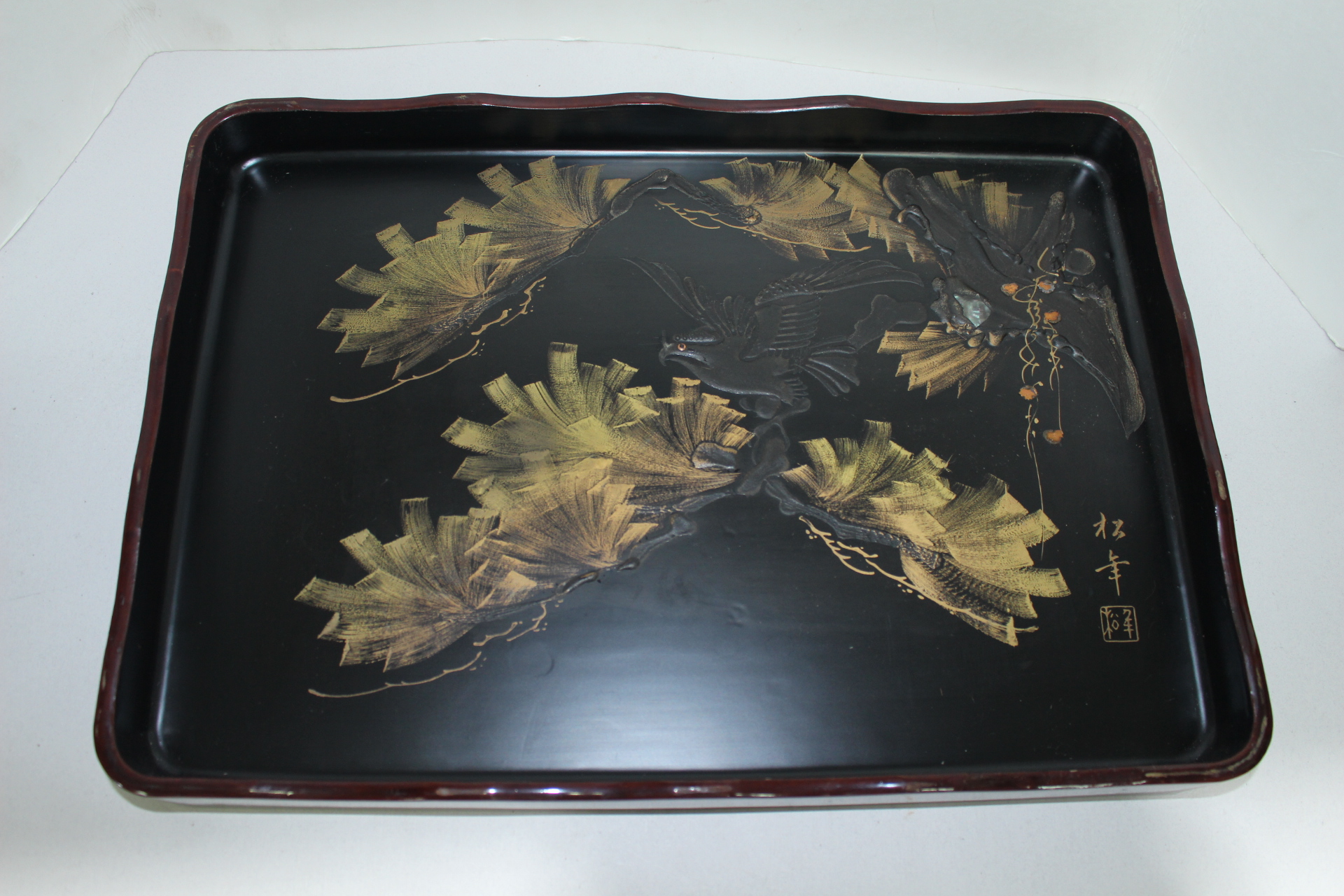 나무에 옷칠을 한후 금채노송문이 있는 대형화형차반