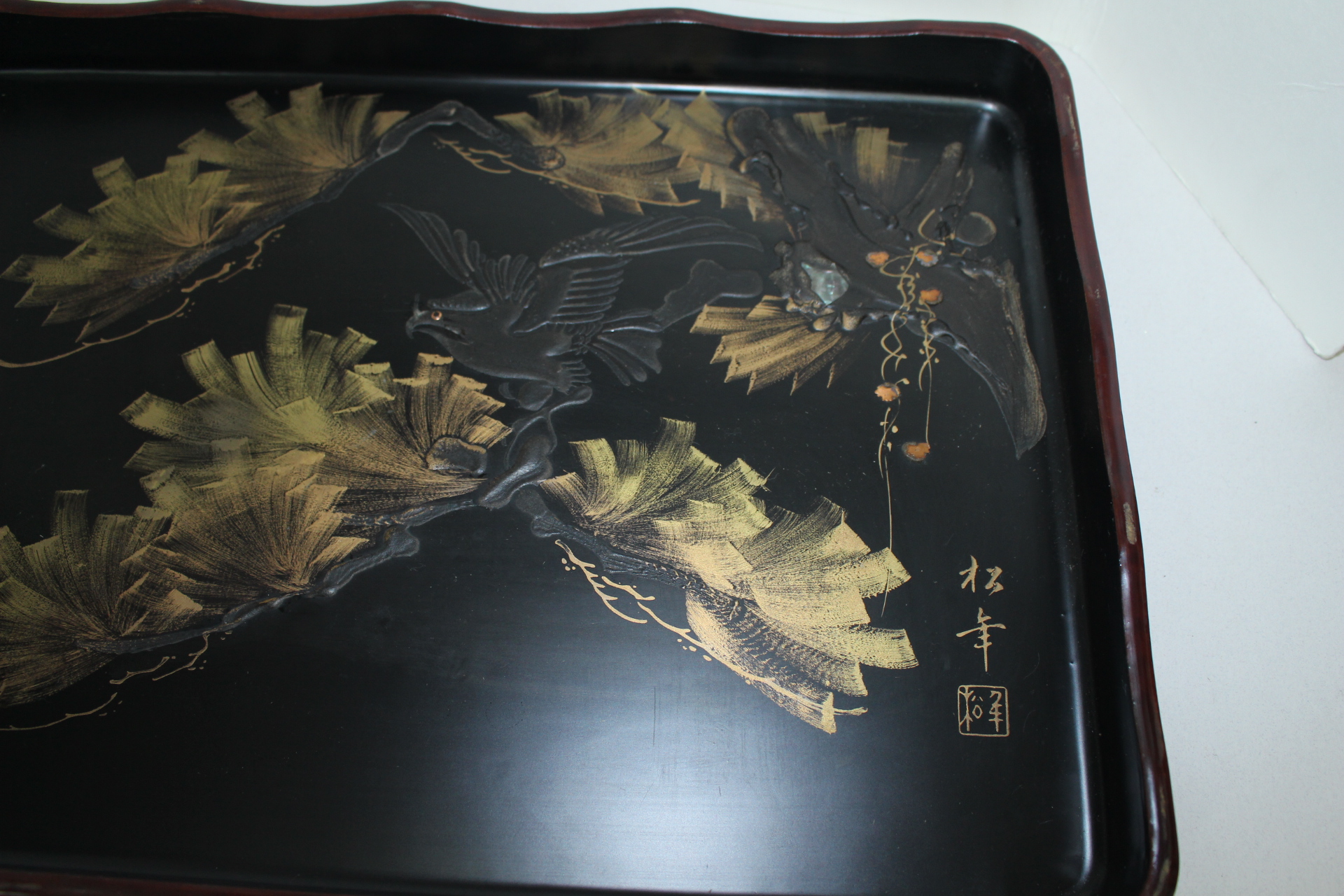 나무에 옷칠을 한후 금채노송문이 있는 대형화형차반