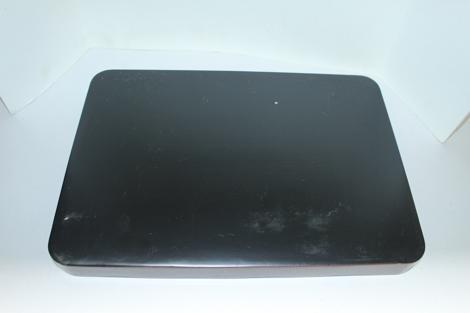 나무에 옷칠을 한후 금채노송문이 있는 대형화형차반