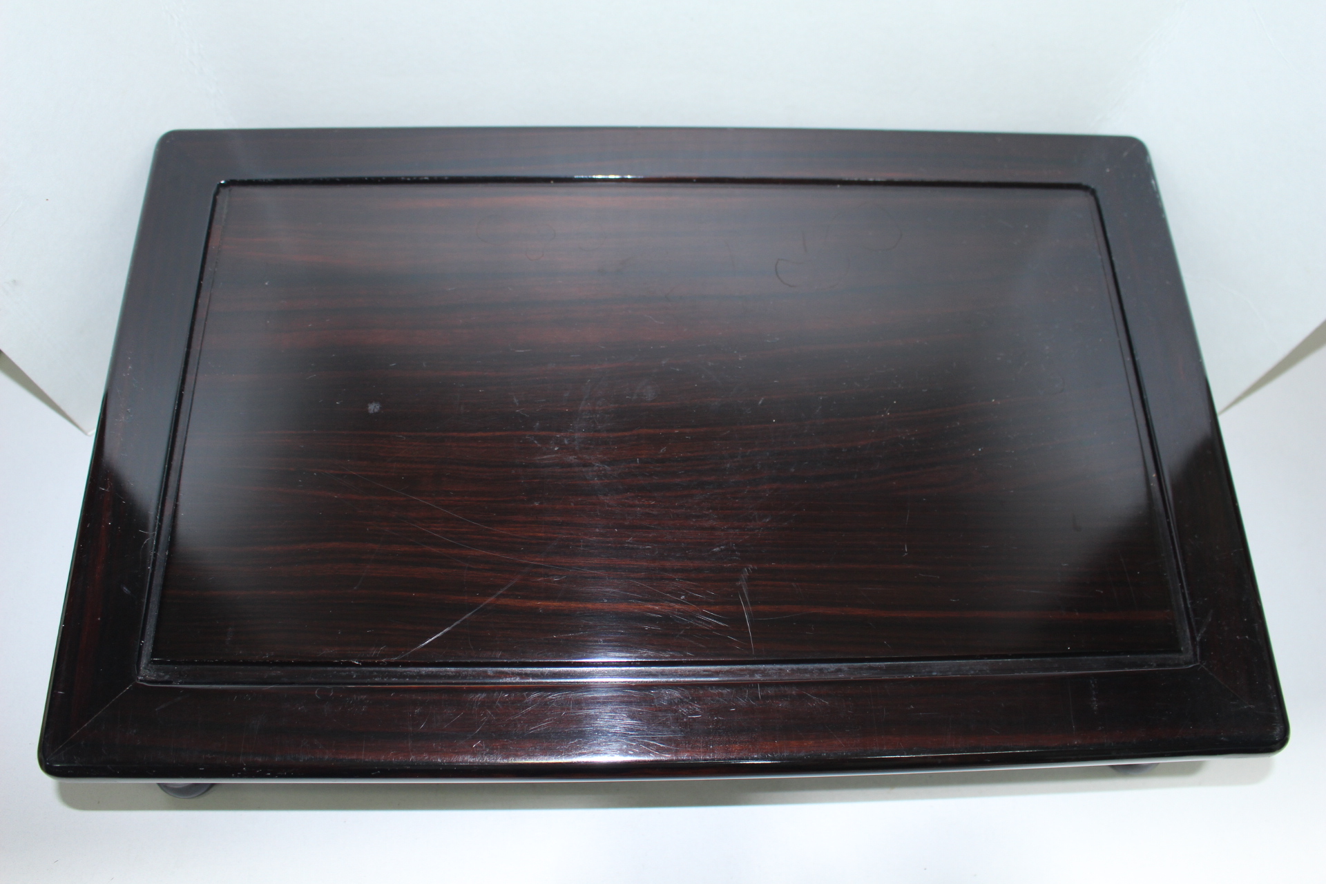 묵직한 화류목으로된 화대