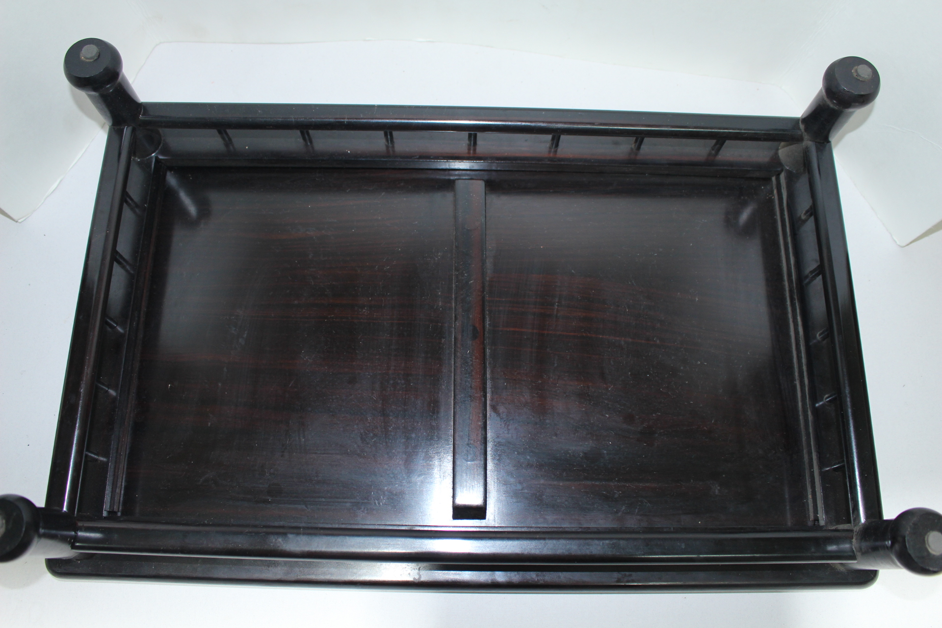 묵직한 화류목으로된 화대