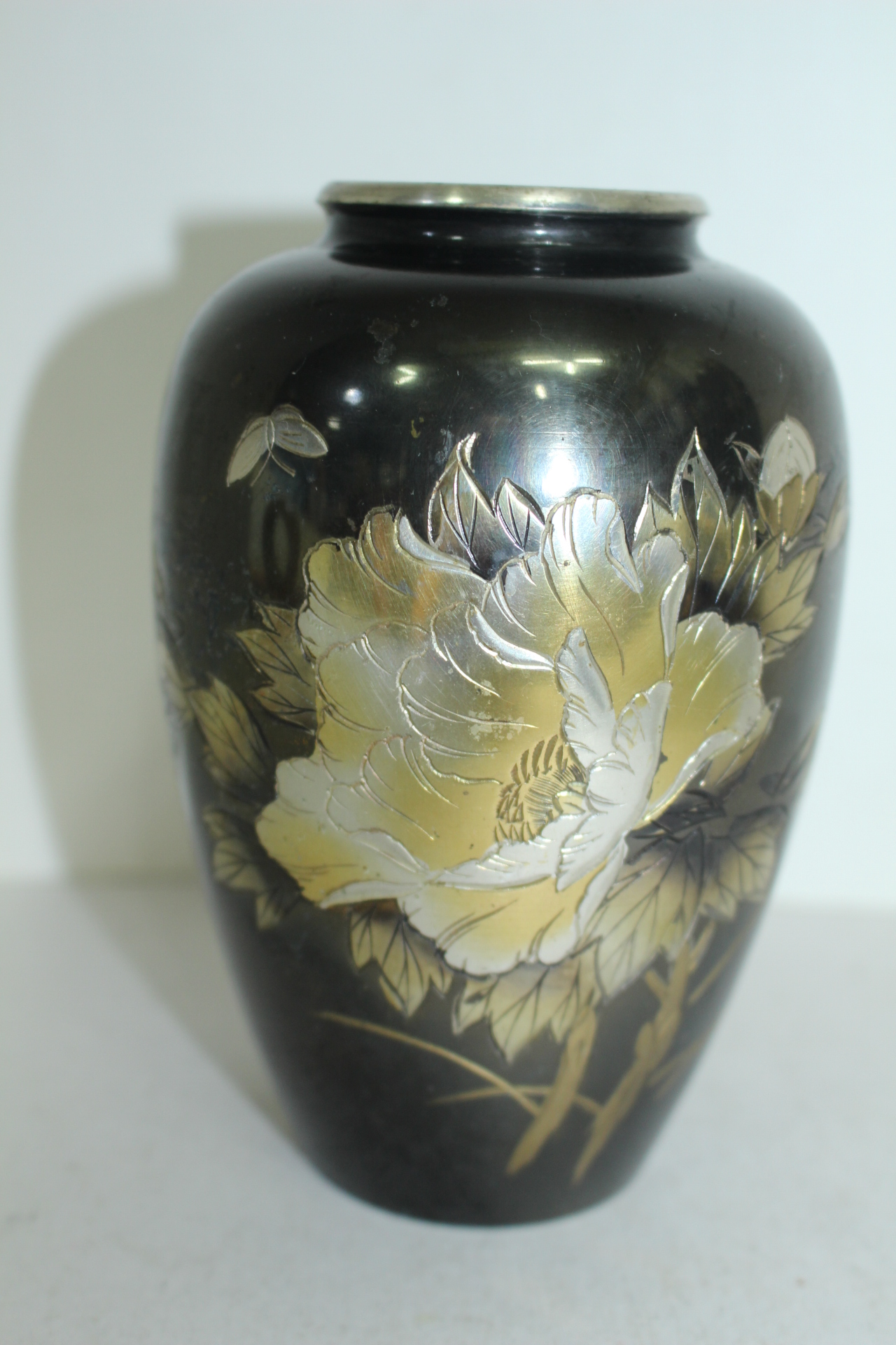 금속재질로된 화문이 조각된 화병