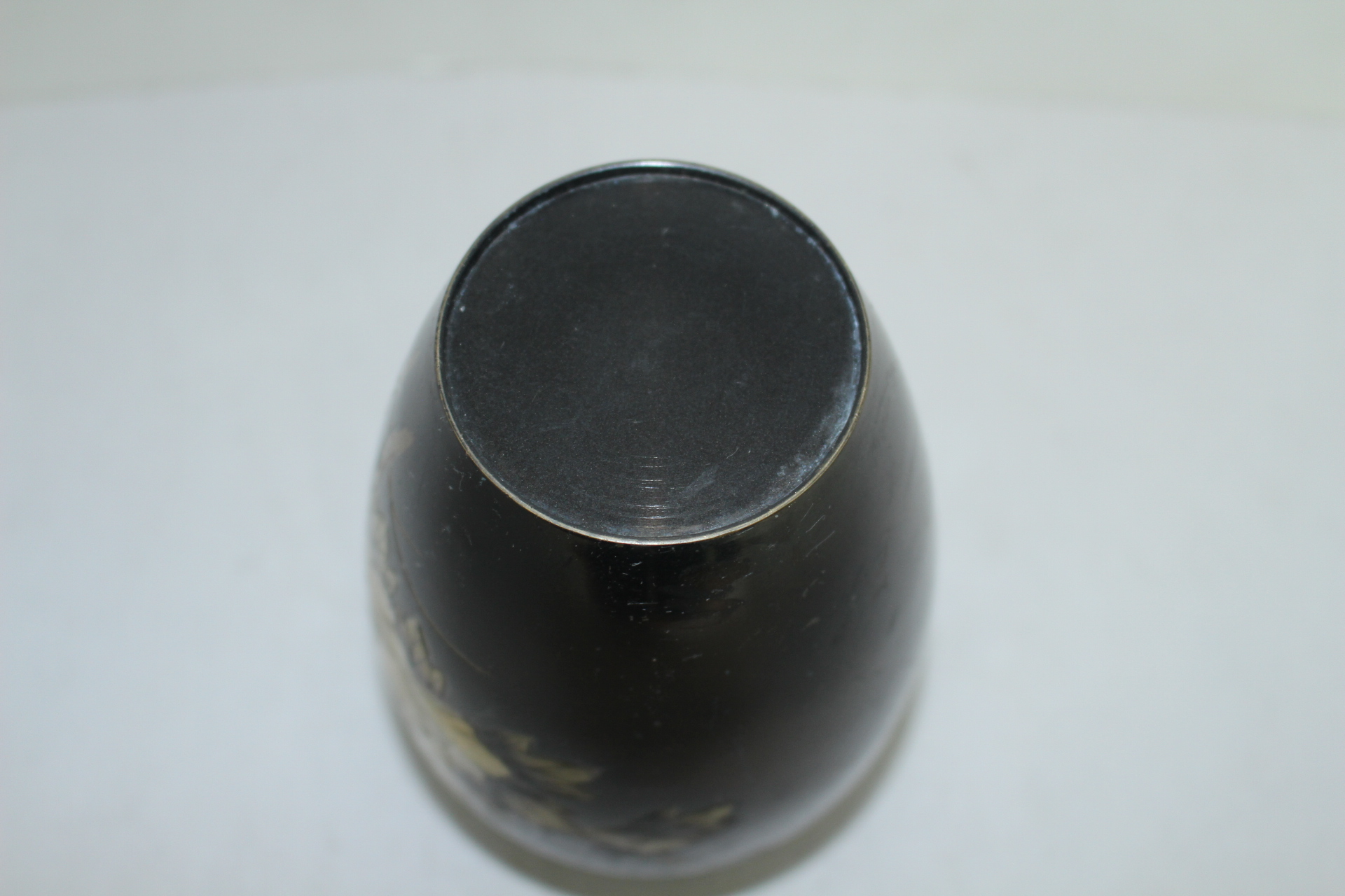 금속재질로된 화문이 조각된 화병