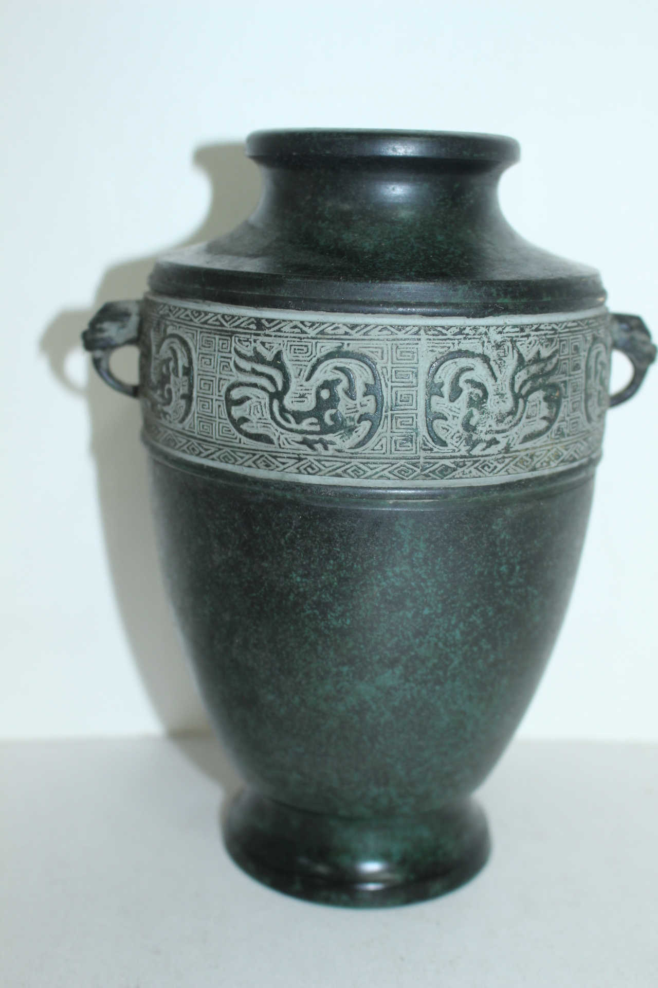 청동으로된 추상문 이귀 호