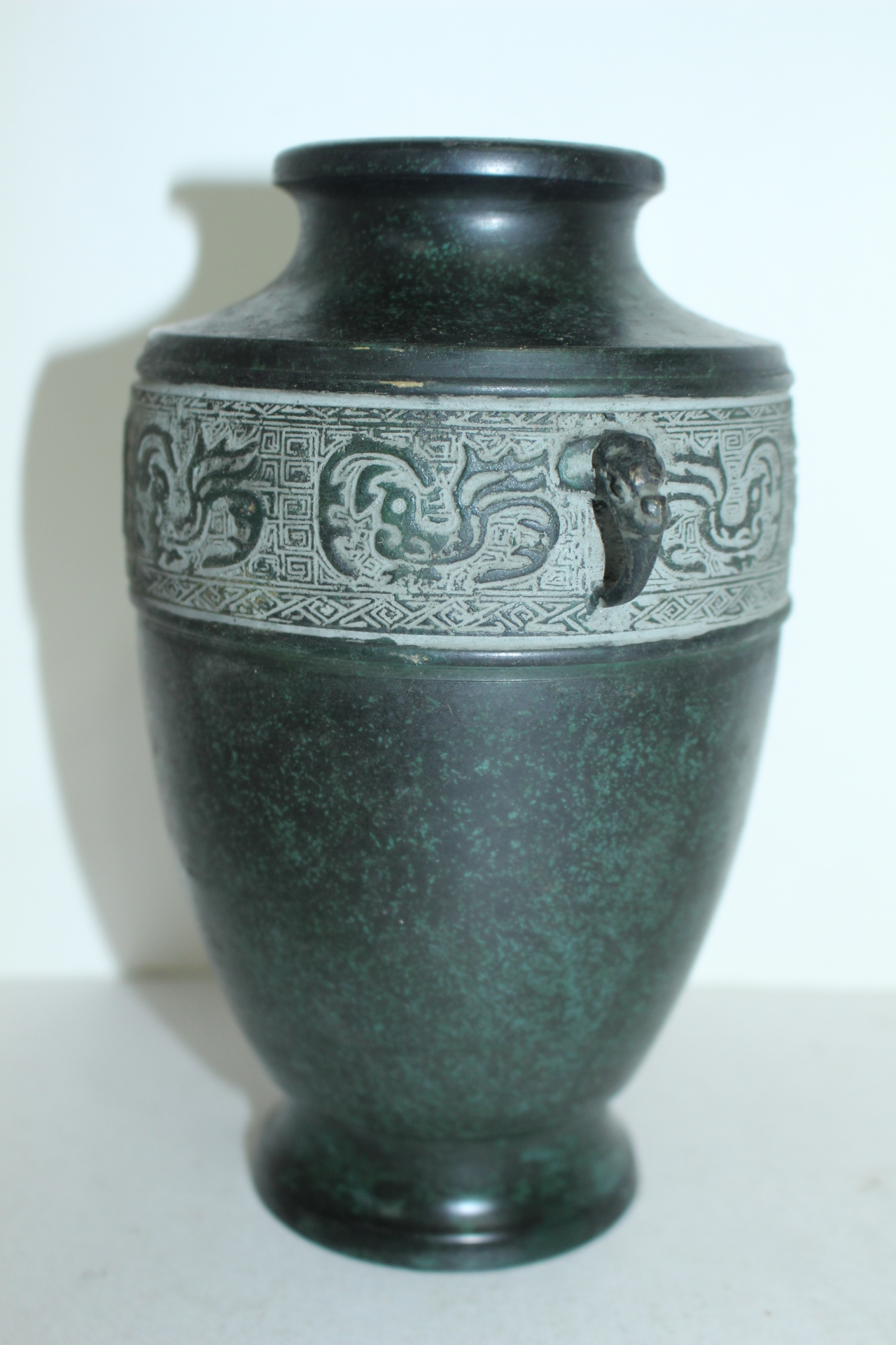 청동으로된 추상문 이귀 호