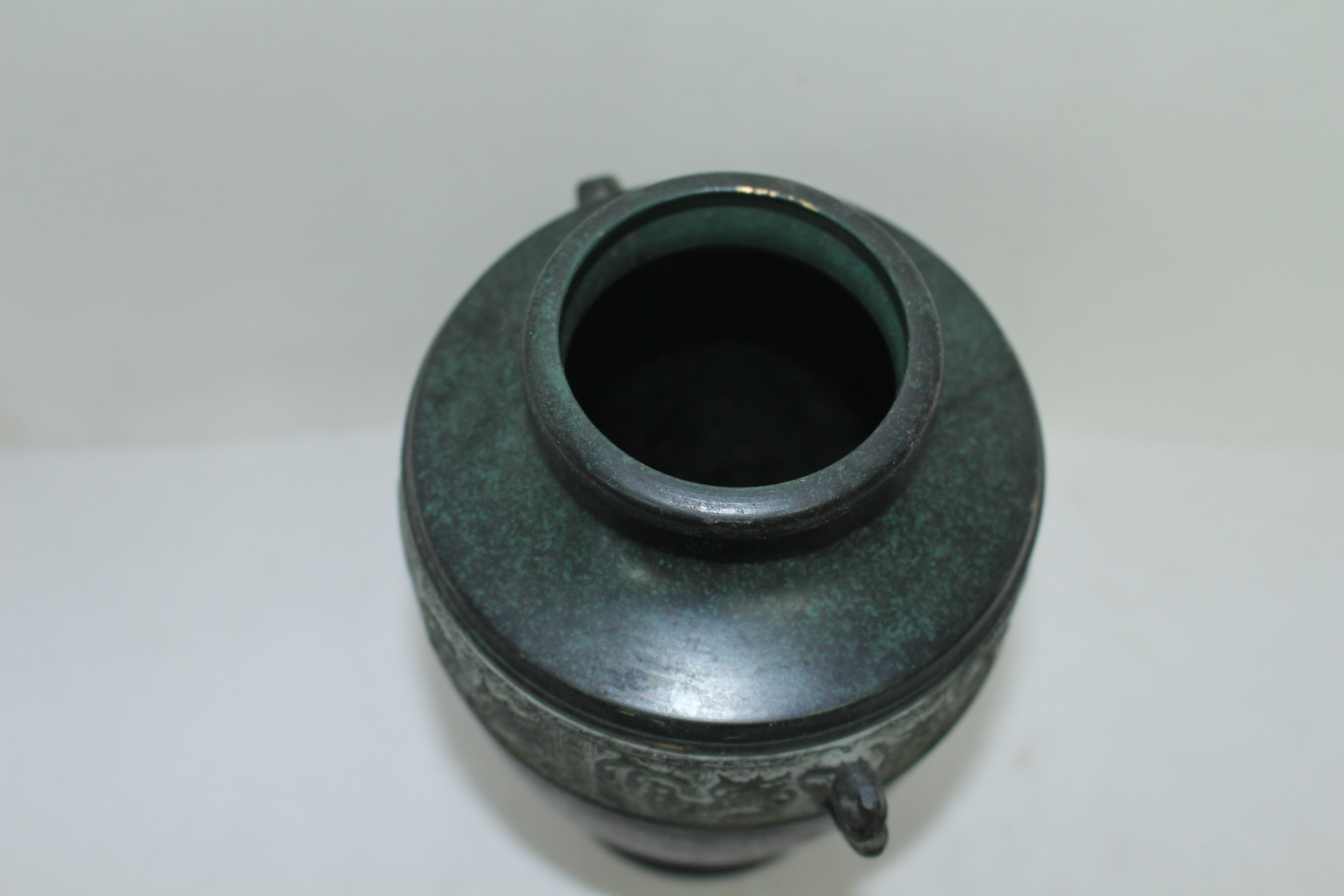 청동으로된 추상문 이귀 호