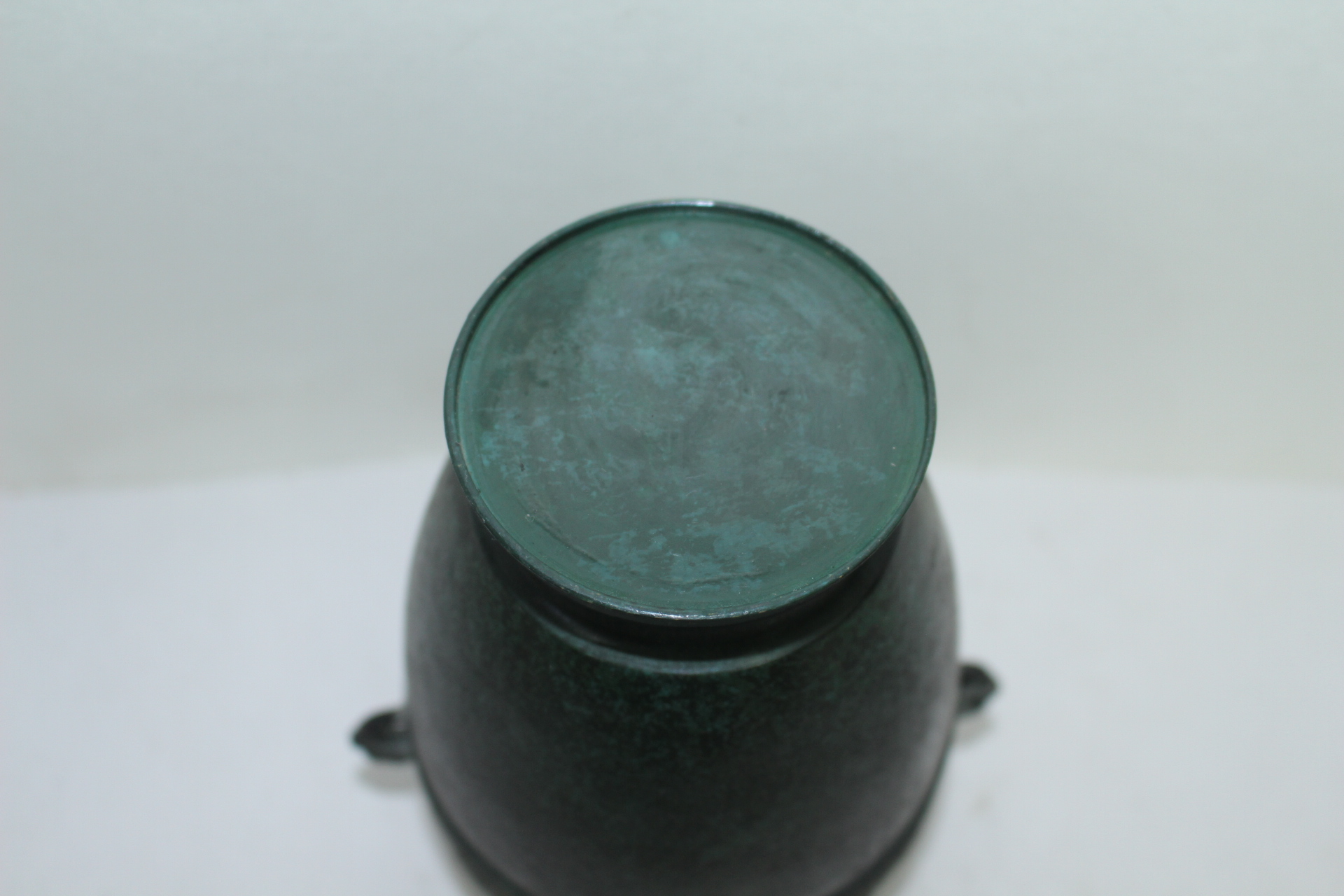 청동으로된 추상문 이귀 호